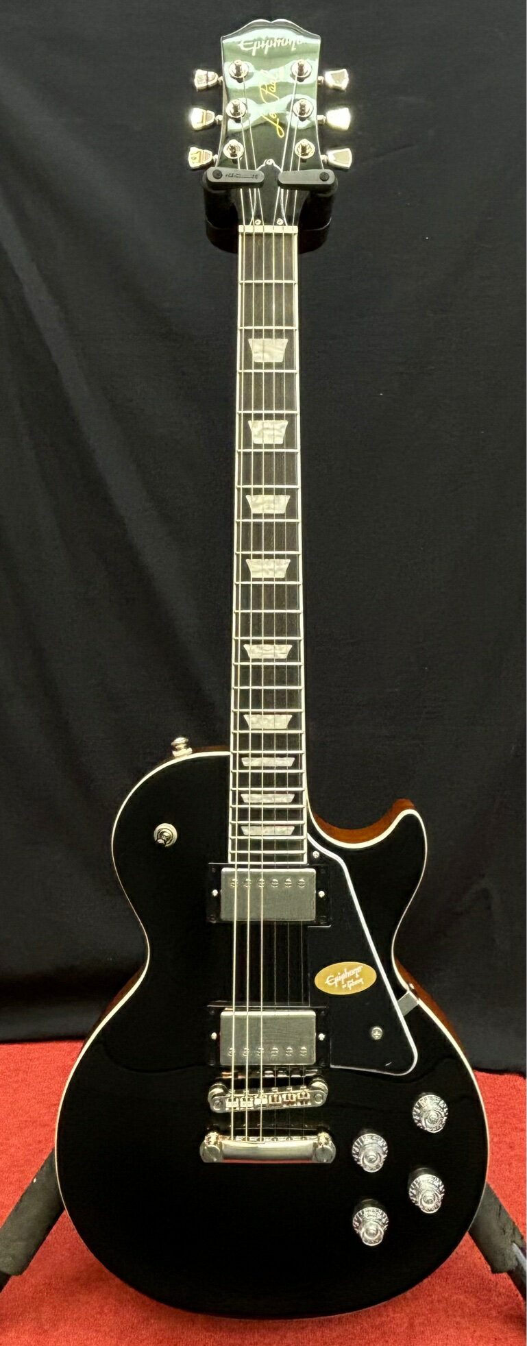 正規輸入品 エピフォン“Inspired by Gibson”コレクションから新たに登場したレスポール・モダン。より軽量なボディ、非対称ネックプロファイルを持つ革新的なスリムテイパー・ネックといった、ギタープレイヤー達が長年思い描いてきた現代的なアップグレードを取り入れ開発されています。 ネックとボディのジョイント部ではヒールが滑らかに削り込まれており、最高フレットまで難なくアクセスすることができ、最大限のサスティンと安定のパフォーマンスをもたらしてくれます。エボニー指板、Groverロッキング・タイプ・ロトマチック・チューナー、グラフテック・ナット、透明なトップ・ハット・ノブ、Epiphone ProBuckerハムバッカーなど充実した仕様の数々を搭載。コントロール部に関しては、ボリュームを絞った際の高音域劣化を防ぎ明瞭さを維持するトレブル・ブリード回路、ハムバッカーをシングルコイルへと切替えたり位相切り替えを可能にする3個のプッシュ・プル・ポットも装備。 まさに次世代ギタリストの多彩な音作りを支えるべく、レスポール・モダンは開発されました。ヴィンテージ・スパークリング・バーガンディ、グラファイト・ブラック、フェイディド・ペルハム・ブルーの3色のフィニッシュがラインアップされています。 SPEC Body Shape: Les Paul Body Material: Mahogany Body Top: Plain Maple Body Back: Mahogany with Ultra Modern Weight Relief Body Finish: Gloss Weight Relief: Yes Neck Profile: Asymmetrical Slim Taper Neck Scale Length: 628.65 mm / 24.75" Fingerboard Material: Ebony Fingerboard Radius: 304.8 mm / 12" Fret Count: 22 Frets: Medium Jumbo Nut Material: Graph Tech NuBone Nut Width: 43.0 mm / 1.692" Inlays: Trapezoid Neck Joint: Glued-set Hardware Finish: Nickel Bridge: LockTone ABR Tailpiece: Stopbar Tuning Machines: Grover Locking Rotomatic with Tulip Buttons 18:1 ratio Pickguard: 1-Ply; Black PVC Truss Rod: Adjustable Control Knobs: Clear Top Hats with Ridge Strap Buttons: 2; bottom and shoulder Pickup Covers: Nickel Neck Pickup: ProBucker 2 humbucker w/coil-splitting Bridge Pickup: ProBucker 3 humbucker w/coil-splitting Controls: 2 Volumes (w/2 Push/Pull Coil-Tap), 2 Tones (1 Push/Pull Phase) Pickup Selector: 3-way Epiphone toggle Output Jack: 1/4" Heavy-Duty Epiphone Strings Gauge: 10-46 付属品：純正ギグバッグ、正規保証書 /_/_/_/♪出荷前調整ご要望承ります♪_/_/_/_/ ギタープラネットではご注文頂いた商品は 新品中古問わず検品・調整してから出荷致します。 弦高など細かなセッティング等、お好みに 合わせて調整も可能ですで、お気兼ねなく お申し付けくださいませ。 /_/_/_/_/_/_/_/_/_/_/_/_/_/_/_/_/_/_/_/_/_/ お問い合わせフリーダイヤル:0120-37-9630　