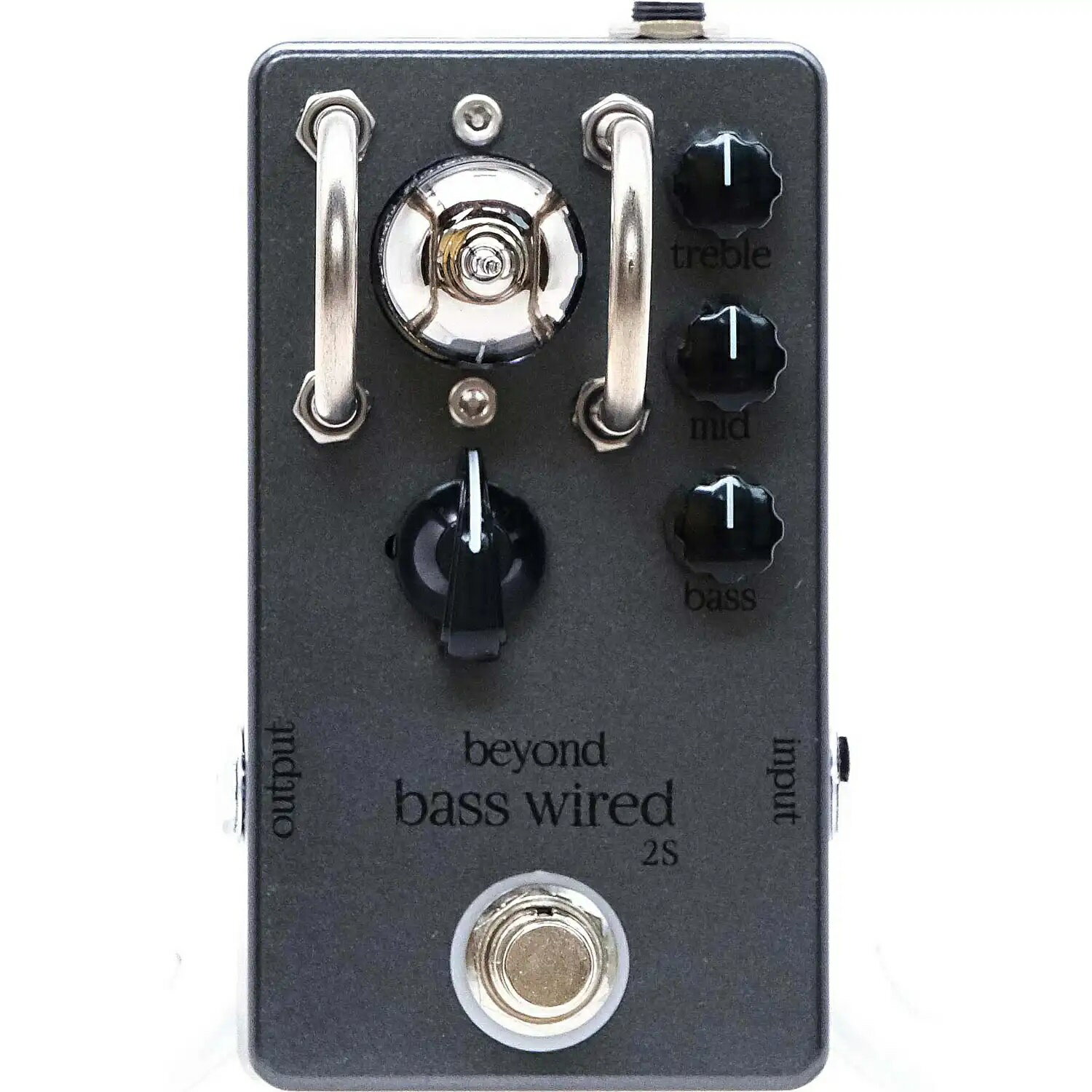 beyond bass wired 2S 【製品概要】 真空管を搭載したベース・プリアンプの新しいスタンダードです。 3バンドEQを装備し、ブースト／カット周波数は 〈Bass: 65Hz｜Midd: 500Hz｜Treble: 4kHz〉。 様々なシーンに対応するBeyond独自の各周波数帯です。 2Sにバージョンアップ 以前のBASS WIREDの特性はそのままに、ヘッドルームを高くしたことで、 より歪みづらく、よりモダンな2Sになりました。 真空管独特のコンプ感を持ちつつ、抜けの良いクリアなサウンドです。 バンドアンサンブルに埋もれることのない高解像度な重低音を実現しました。 【真空管ゲインのバランス】 ボリューム12時での1：1クリーントーンを基本に、 ボリューム最大時の歪みがかる音圧感まで、最適なバランスを実現しました。 真空管の持つ偶数次高調波が、そのサウンドに艶やかさと立体感を与えます。 【特長】 ・Electro-Harmonix社製の真空管（12AU7 EH）搭載。 ・真空管を搭載しつつもコンパクトなサイズ。 ・3バンドEQ〈トレブル｜ミドル｜ベース〉を搭載。 ・音響用コンデンサ｜金属皮膜抵抗等、ひとつひとつ厳選したパーツを使用しています。 ・トゥルー・バイパス・スイッチング方式。オンにすると真空管の下にあるLEDが点灯。 【スペック】 寸法：約 W64.0mm × D115.0mm × H77.5mm 重さ：約230g 電源：入力電圧 DC9V（2.1 mm DCジャック、センター・マイナス） 消費電流：約180mA 入出力端子：6.3mm モノラル・ジャック 入力インピーダンス：約1MΩ 出力インピーダンス：約1kΩ お問い合わせフリーダイヤル:0120-37-9630　