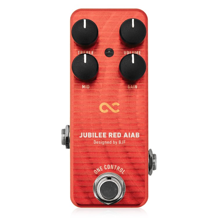 One Control / JUBILEE RED AIABワンコントロール / ジュビリーレッドエーアイエービー 紅く猛る。咆哮のジュビリー。 One Controlでは、ロックギターにとって欠かすことのできない ブリティッシュサウンドのうち、70年代までの“プレキシ”サウンドを、 PURPLE PLEXIFIERとして形にしています。 プレキシの次に続くトーンは“モダン”と呼ばれますが、 その特性には連続性があります。 Purple Plexifierをさらに発展させ、 今の時代へと続く最高のロックギターディストーションを。 BJFが挑んだその答えがここにあります。 One Control JUBILEE RED AIABは、 80年代から現代の最高峰として知られるアンプサウンドに至るまで、 ロックギターの中心にあるあのサウンドを作ることができます。 かつて、限定生産として発売された50W/100W切替式の伝説的なアンプ。 そのアンプは、通常バージョンと比べるとミッドレンジが強く、 さらにその特性を効果的なミッドレンジコントロールで操作することができました。 JUBILEE RED AIABは、このミッドレンジの特性を再現することに成功しました。 ですが、単にあの時代の音を再現しただけではありません。 例えば世界的に人気が高く、まさにエクスタシーなトーンで知られる アンプにも同様の特性があります。 このアンプのミッドレンジの美しさは格別で、 JUBILEE RED AIABでもそのトーンの味わいを楽しむことができます。 そのミッドレンジは、独特のMIDコントロールで自在にコントロールできます。 このコントロールは600Hz付近に設定されたミッドノッチの深度を調整します。 反時計回りに回せばミッドレンジは平坦化し、 “エクスタシー”から往年の“ジュビリー”、 そして“ブラウンアイ”へとサウンドをコントロールします。 さらに、このミッドノッチ周りのバランスを調整するTREBLEコントロールは、 2kHz付近の高域成分と100Hz付近の低域成分を同時に調整し、 サウンド全体のバランスをとることができます。 GAINコントロールでお好みの歪みを作ったら、MIDで気持ちの良いミッドレンジを作り、 さらにTREBLEで全体を整えるように音を作ることができます。 例えば、GAINを最大に設定し、MIDとTREBLEを12時付近に設定すると、 ブラウンサウンドと呼ばれた“あの音”への近道となります。 今、ギターは6弦とは限りません。7弦、8弦以上の多弦モデルも多く発売されています。 JUBILEE RED AIABは、8弦以上のエレキギターの持つ太い低音域をもカバーすることができます。 単に“低音が出せる”というだけでは、現代のギタリストは満足しません。 単に低音が出るだけでは、ベースと帯域がかぶってしまい、 結果的に濁った音になってしまうこともあるからです。 JUBILEE RED AIABのローエンドは、多弦ギターの帯域をカバーしつつ、 ベースとはかぶらない位置に音を配置できるようなトーンです。 楽曲のセンターでボトムを支えるベースよりも少し前に出て、 定位感をもたせたようなローエンド。 この特性により、ギターサウンドそのものの爆発的な迫力を失わず、 アンサンブルにもなじませることができます。 また、これほど高いゲインを作りながら、 驚異的なローノイズを実現していることも大きな特徴の1つです。 ノイズレベルが低いため、ノイズゲートを搭載していないにもかかわらず、 無音部分と演奏部分がはっきりと分かれ、それにより楽曲全体が前に出てきます。 これは和音の解像度の高さにも影響します。これはJUBILEE RED AIABのクラリティの高さの秘密です。 80年代から現代にかけてロックギターの中心にあるサウンドが、 JUBILEE RED AIABの中にあります。GAINノブを最小にすれば80sロックサウンド、 最大にすればモダンハイエンドアンプのトーンへと変わります。 時代の流れを感じながら、最高の音を探してみませんか。 ●特徴 ・80年代のブリティッシュトーンからモダン、ハイエンドなトーンまで ・独特のMIDコントロールと、音色のバランスを取るTREBLEコントロール ・アルミ削り出しのハイクオリティなミニサイズケース ・電池内蔵も可能 ・トゥルーバイパススイッチング ●コントロール ・VOLUME：音量を調整します。 ・GAIN：歪みの強さを調整します。反時計回り最小で80sロックサウンド、 時計回り最大でモダンなハイエンドアンプのトーンへと変わります。 ・MID：ミッドレンジの出方を調整します。 ・TREBLE：高域を中心としながら、サウンド全体のバランスを整えます。 ●スペック インプットインピーダンス : 180K アウトプットインピーダンス : 50K 駆動電圧 : 9V 消費電流 : 6mA S/N比 : 80dB サイズ：39Wx100Dx31H mm(突起含まず) 　　　　47Wx100Dx48H mm（突起含む) 重量：およそ160グラム(電池挿入時200グラム) ※電池は付属しません。 JUBILEE RED AIAB（JRAIABn)は、もともとメタルミュージックのために開発をスタートさせた。 スウェーデンでは“ジュビリー”アンプを好んで使うメタルギタリストも多い。 開発を続けるうち、JRAIABはフレットボードの音符を等しく発音できることに気づいた。 ハイゲインだけでなく、ゲインを下げた設定でも有効だ。 ノイズレベルが低いこともあり、Purple Plexifierよりもモダンな音を出すことができる。 皆さんにJRAIABnをお届けできることを嬉しく思う。 ───Bjorn Juhl 種類:AIAB アダプター:9Vセンターマイナス 電池駆動:9V電池 コントロール:VOLUME、GAIN、MID、TREBLE お問い合わせフリーダイヤル:0120-37-9630　