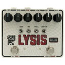 LYSIS MKII - Polyphonic Octave Fuzz Modulator オクターブファズにフィルターと LFO を組み合わせることにより、 まるで暴走するシンセサイザーのようなサウンドを創出する唯一無二の存在、 それが LYSIS です。 直感的に操作できるコントロール類で豊富な機能を呼び出し、 LYSIS 自体が一つの楽器となってミュージシャンの創造力を刺激します。 LYSIS は、WAVE スイッチ（3 パターン）と MODE ノブ（11 パターン）を 組み合わせることで合計 33 種類もの LFO 波形を生み出します（図を参照）。 TAP / (RAMP) フットスイッチを長押しすることで、 RAMP ノブの設定に応じて LFO のスピードを 速くしたり遅くしたりすることができます。 外部エクスプレッションペダルで SPEED、RESONANCE、 BLEND をそれぞれコントロール可能です。 内部 DIP スイッチによりコントロールするパラメーターを選択します。 【SPECIFICATIONS】 動作電圧： 9V DC ※電池使用不可 消費電流： 60 mA 電源端子： 外径 5.5 mm / センターピン 2.1 mm（センターマイナス） 寸法 / 重量： 117 mm（幅） × 94 mm（奥行） × 56 mm（高さ） / 402 g JANコード： 4571220045998 お問い合わせフリーダイヤル:0120-37-9630　