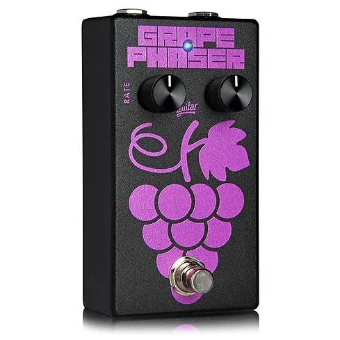 GRAPE PHASER Grape Phaserは、シンプルな2つのノブレイアウトで、 忠実なアナログ・フェーズ・シフトを提供します。 RATEノブはモジュレーションの速度をコントロールし、 COLORノブは信号の一部をフェーズ・シフト回路にフィードバックし、 ファンキーな低音を作り出します。 ●Specs ・入力端子：1/4”標準ジャック x 1 ・出力端子：1/4”標準ジャック x 1 ・コントロール：RATE, COLORノブ、ENGAGEスイッチ ・電源：9V お問い合わせフリーダイヤル:0120-37-9630　