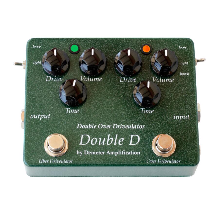 Demeterの定番オーバードライブ2機種を合体させた2in1ドライブ。 DD-1 Double OverdriveはDemeterが誇る傑作オーバードライブ（OverdriveulatorとUberdriveulator)の2機種を1筐体に収めた製品。 Overdriveulatorは数多くの真空管ギターアンプの設計で定評のある天才設計者James Demeterならではの音作りのセンスが光る傑作。 まるで真空管アンプそのもの、フルでへビィなオーバードライブサウンドだ。また本体横にあるスイッチをLooseにするとゲルマニウムダイオード特 有のビンテージ系のオープンなサウンドになり、Tight側では素子がシリコンダイオードに切り替わり中域がぐっと前にでる輪郭の良い引き締まったサウン ドになる。とにかくワイドレンジ！音楽的なサウンドがDrive/Tone/Gainの3ノブで幅広くコントロール可能だ。またDriveを下げてクリー ンブースターとして使用することも出来てしまう。またTrimポット用の小窓がサイドに用意されており、ドライバーで簡単に出力ゲインが制御可能。 このOverdriveulatorは2番目のドライブ回路であるUberdriveulatorへ送られる。 Uberdriveulatorはよりモダンなハイゲインドライブサウンドが特徴、密度がありしっかりとした中低域が美しい。また Overdriveulator回路と同様にLoose/Tightの切替が可能だ。ヘッドルームがより大きく更なる出力パワーが稼げるのが素晴らしい。 Overdriveulatorをクランチ気味にセットして、Uberdriveulatorでトップブースト。Uberdriveulatorの Driveをゼロにしてクリーンブースター気味にセットしてSOLOで踏む。Overdriveulatorをクリーンブースターにセットして Uberdriveulatorをドライブさせる。更にLooseとTightの素子の違いで得られるサウンドの幅が大きいので組み合わせが無限に広がっ ていく。とにかくこれらの組み合わせで得られる音質はどれも素晴らしく、よだれの出るおいしい歪サウンドなので贅沢に楽しめる。 もちろんTrue Bypass、ALCOヘビィデューティスイッチ、DemeterならではのRFやノイズの少ない高音質設計は貫かれているので長く安心して使える信頼感がある。 正統派の傑作オーバードライブペダルです。 ・9V DC(センターマイナス）仕様、9Vバッテリー駆動も可能 お問い合わせ：03-3259-0031 ※当商品は通信販売のみの取り扱いとなっています。店舗でのご確認、ご試奏は出来ませんので予めご了承下さい。　
