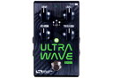 イマジネーションを強烈に刺激するULTRA BOX登場 ULTRAWAVE / ULTRAWAVE BASS は、入力信号を複数の周波数帯域に分割し個別にエフェクトを設定する “マルチバンド処理” というシンセサイザー的手法を中核として、 単なるドライブ/トレモロペダルに留まらず、エンベロープや LFO、ステレオ入出力による複数のルーティングオプションを組み合わせることで、エフェクトの限界領域をはるかに超えた ULTRA サウンドを生み出します。 マルチバンド処理：ULTRAWAVEは 37 タイプのバンドスプリットオプションにより、入力信号を最大 10 の周波数帯域に分割可能です。入力信号を複数の周波数帯域に分割し、各周波数帯域のゲインとレベルを個別に設定することで、リッチでシンセサイザーライクなユニークサウンドをクリエイトすることができます。10 バンドの他に 2、3、4、8 バンドがあり、それぞれ異なるバンドスプリットオプションが用意されているため、様々な楽器の周波数帯にマッチング可能。また、周波数を分割しなければ従来型ディストーションやファズとして機能します。 コンプレッサー/エキスパンダー：コンプレッサーは、Input Gain、Threshold、Ratio、Attack、Release、Output Gain を、エディター上のグラフィックモニターで確認しながら微調整することができます。デュアルチャンネル機能によって特定の周波数帯域を個別に圧縮でき、ディストーションブロックの前後いずれかに配置することができます。 ディストーションタイプ：トラディショナルなディストーションタイプから、SOURCE AUDIO のチーフエンジニア、Bob Chidlaw が考案した無限の可能性を秘めた Foldback ディストーションまで、44 種類のディストーションタイプがライブラリー化されてます。 マルチバンドトレモロ：各バンドに個別のディストーションを設定できるだけでなく、ULTRAWAVE は各バンドに個別のトレモロ効果を設定することが可能です。全バンドのトレモロ効果は同じマスター LFO でコントロールされますが、各バンドの位相（スタートポイント）は個別に設定できます。設定パターンはプルダウンメニューであらかじめ設定されたプリセットから選択できます。 LFO：マルチバンドトレモロをコントロールする LFO は、 “Sine”（正弦波）とユーザーが自由に設定できる “Attack/Release” 波形から選択することができます（Single Tremoloは “Sine” のみです）。LFO の波形は “Attack”、 “Release”、 “Shape”、 “On Time” の相互作用によりダイナミックに変化します（ “Sine” を選択した場合、 “Attack”、 “Release”、 “Shape”、 “On Time” は機能しません）。 EQ：モーフィングに対応した 8 バンド EQ とローパス/ハイパスフィルターです。ULTRAWAVE の最終的なトーンシェイプを調整し、チャンネル、プリセットごとにオン/オフの設定をすることができます。 モーフィング：ディストーションブロックとグラフィック EQ で 2 パターンの設定をして、それらをシームレスに切替えるユニークな機能です。切替えには LFO、エンベロープ、外部機器（エクスプレッションペダルなど）を使用します。 エンベロープ：感度と反応速度のシンプルな 2 コントロールエンベロープでモーフィングをコントロールします。 ステレオインプット/アウトプット：全く異なるプリセットを作成し、シリーズ/パラレルでのルーティングや、別々のアウトプットから出力させることが可能です。ステレオオプションはマルチバンドトレモロにも適用されます。チャンネル 1/2 同期オプションもしくはフェイズオフセットコントロールを使用して、ステレオピンポンやトレモロエフェクトを作成します。 【Neuro Desktop Editor & Neuro Mobile App】 Neuro Desktop Editor と Neuro Mobile App は無料でダウンロードできるアプリケーションです。ULTRAWAVE のノブではアクセスできないパラメータにアクセスできます。 Neuro Mobile App を使うためには、同梱されている 1/8″-1/4″ TRS ケーブルをモバイル・デバイスのヘッドフォンジャックから Input 2 へ接続して下さい。Neuro Mobile App を使う際、使うデバイスのヘッドフォン・ボリュームは MAX に設定して下さい。 ULTRAWAVE では Neuro Mobile App を用いることで以下の機能が利用できます。 ・ノブでは操作できないパラメーターを操作できます。 ・作成したエフェクトはユーザープリセットとして保存でき、また Neuro のユーザーコミュニティーにシェアすることが可能です。 ・SOURCE AUDIO のライブラリから、フリーのエフェクトプリセットを探し、ダウンロードできます。 電源 : 9VDCセンターマイナス / 2.1mm、150mA 最大入力レベル : +6.54dBV 出力レベル : +6.54dBV インプットインピーダンス : 1MΩ アウトプットインピーダンス : 600Ω 寸法 / 重量 : 11.4cm (縦) x 7cm (幅) x 5.1cm (高さ/ノブ含む) / 280g 付属品 : 9V DC アダプター（センターマイナス） 1/8″-1/4″ TRS ケーブル USB ケーブル（USB A – USB Mini B） その他 : 110 dB DNR Audio Path、24-bit Audio Conversion、56-bit Digital Data Path、ユニバーサルバイパス（リレーベーストゥルーバイパス及びアナログバッファードバイパス） ※当商品は通信販売に限りご用意が可能でございます。実店舗での実機確認・試奏はお受け出来ませんので予めご了承ください。 お問い合わせ:03-3259-0031　