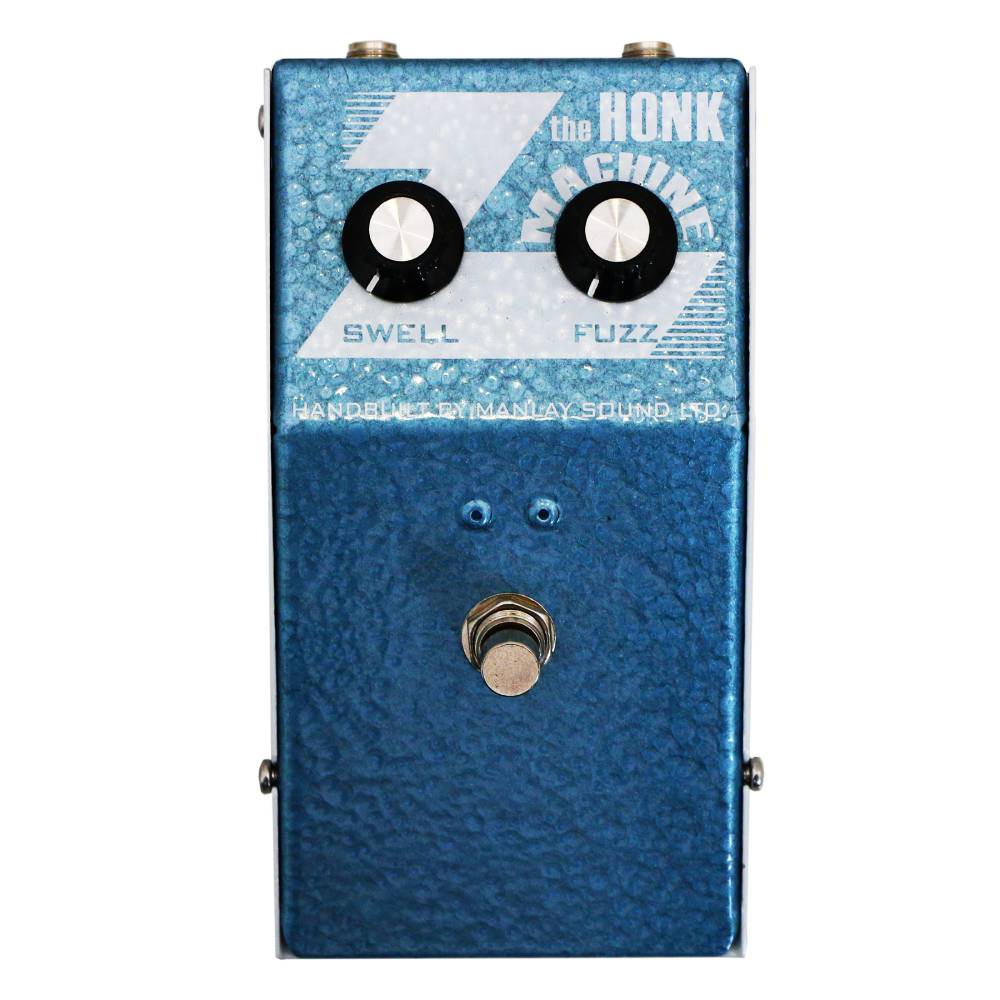 Tone Benderのカルトなコピーモデル The Zonk Machine を再現！ The Honk Machineは、1965年に英国リーズの楽器メーカー JHS(JOHN HORNBY SKEWES)が発売した「Zonk Machine」を再現したファズペダルです。 Zonk Machineは、Tone Bender MKIのクローンモデルであり、回路や外観に多くの共通点がありますが、ユニークなサウンドは全くの別物です。近年、ビンテージ・ファズとして注目されていますが入手はほぼ不可能。まさにビンテージファズの聖杯のような存在です。 The Honk Machineは、Zonk Machineと同じ回路と、耳で徹底的に厳選したNOSゲルマニウム・トランジスタを使用することで、オリジナル機のユニークなマジックを再現しています。 現代の技術や製造方法では決して再現できない貴重なサウンドです。 DETAIL 【重要】ACアダプターを使用した電源供給について 2018年3月の生産モデルから、電池駆動の他にACアダプター(9V、センタープラス)が使用できるようになりました。 一般的なBOSSタイプの9VセンターマイナスのACアダプターは使用できないだけでなく、分岐DCケーブルを使ったデイジーチェイン接続は絶対に禁止、など、重要な注意点がございます。 SPECIFICATION ・ハンドメイド、ポイント・トゥ・ポイントのソルダリング ・ローマン・ジル氏が耳で厳選したN.O.Sゲルマニウム・トランジスタ ・高品質コンデンサー ・アルファ・ポット ・トゥルー・バイパス・スイッチ ・ブルーハンマートーン・フィニッシュ ・シリアルナンバー/ハンドライティングの ・9V電池、またはACアダプターにも対応 ・*ACアダプター駆動は逆極性（9Cセンタープラス）です ・専用設計のオールドスタイル筐体 ・サイズ：156x82x64 mm お問い合わせ：03-3259-0031 ※当商品は通信販売のみの取り扱いとなっています。店舗でのご確認、ご試奏は出来ませんので予めご了承下さい。　