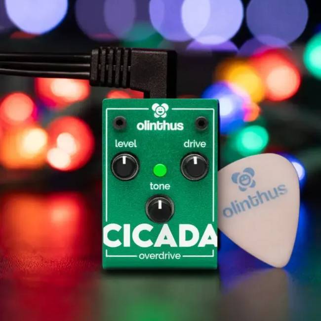 TS808 Tube Screamer に求められるサウンドを忠実に再現し、9v電池ほどの最小サイズに詰め込みました。 シルクのように滑らかで複雑、そしてバリエーション豊かなオーバードライブトーンも驚くほどコンパクトなスペースにもすっぽり収まります。 他のペダルを外す必要なんてありません。 ペダルボード以外にもこの小ささを生かした使い方は沢山。あなたのアイディア次第です。 -------------------------- 接続 : mini-TRRS コントロール : level、drive、tone 電源 : 9v DC （50mA センターマイナス） 付属品 : 入出力用ブレイクアウトケーブル -------------------------- ※当商品は通信販売に限りご用意が可能でございます。実店舗での実機確認・試奏はお受け出来ませんので予めご了承ください。 ※掲載画像はサンプルになります。実際にお届けする商品とは色味や木目が異なる場合がございますのでご了承ください。 お問い合わせ:03-3259-0031　