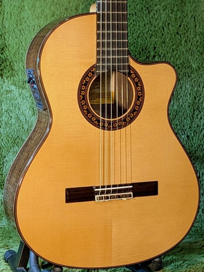 【ホセ・ラミレスとは】 スペインの「ホセ・ラミレス」は、世界で最も著名なクラシックギター製作の名門です。 ホセ・ラミレス1世（1858～1923）が編み上げた高度な製作技術は、その後2世へと受け継がれ、そしてギターの内部構造に革新的な改良を施した3世の時代になり、「ラミレス」の名声は世界的に確立されました。 巨匠アンドレス・セゴビアをはじめとする、世界のトップ演奏家に広く愛用されるラミレスのクラシック・ギター。その技と伝統は4世へ、そしてアマリア・ラミレス、5世へと受け継がれています。 世界中から厳選された極上の素材と、熟練のクラフトマンシップが至上のハーモニーを生み出すギターという名の芸術品、それがラミレスです。 【モデル概要】 こちらのEstudio 140は、現在のホセ・ラミレスギターの入り口となるグレードになります。 上位グレードであるハンドクラフトシリーズと比較すると価格を抑えてあり、ラミレスの音色を身近に感じられるシリーズです。 表板は松、横・裏板はローズウッドのオール単板仕様で、ラミレストーンと呼ばれる包み込むような甘いサウンドが特徴です。 表板に関しては松と杉の2種類がラインナップされており、こちらの松のほうは杉と比較して透明感のある華やかな音色が魅力です。 サウンドホールとブリッジの装飾は、アマリア・ラミレスによるデザインの美しさと独創性を備えています。 ボディ外周の装飾と併せて赤が多く使われており、華やかな外観も魅力の一つです。 また、ネック内部には2本のカーボン・ファイバー・ストリップが埋め込まれ、ネックの安定性を高めています。 モデル名の中のCWEはカッタウェイスタイルのエレクトリックモデルを意味し、いわゆるエレガットになっています。 ピックアップにはFishmanのPREFIX Pro Blendが搭載されており、サドル下のピエゾピックアップとボディ内のコンデンサマイクをミックスして出力する事が可能です。 その他のコントロールにはイコライザやハウリング対策のノッチフィルターも搭載しており、楽器だけでほとんどの音作りが完結します。 また、通常のクラシックギターよりもエレガット仕様として低い弦高設定になっており、ナット幅も狭く50mm設定になっています。 伝統あるラミレストーンを是非お試しくださいませ。 全国通信販売も承っております。お気軽にお問い合わせくださいませ。 表板：松（スプルース）単板 横板：ローズウッド単板 裏板：ローズウッド単板 指板：エボニー ナット幅：50mm 弦長：650mm ケース：セミハードケース /_/_/_/♪出荷前調整ご要望承ります♪_/_/_/_/ ギタープラネットではご注文頂いた商品は 新品中古問わず検品・調整してから出荷致します。 弦高など細かなセッティング等、お好みに 合わせて調整も可能ですで、お気兼ねなく お申し付けくださいませ。 /_/_/_/_/_/_/_/_/_/_/_/_/_/_/_/_/_/_/_/_/_/ ■こちらは店頭でもお取り扱いしている商品となります。ホームページ等をご覧になり、ご来店される際はお電話等で在庫状況の確認をしていだだきますようお願いいたします。 ■商品の情報更新にはタイムラグが生じる場合がございます。売り切れの際は何卒ご容赦ください。 ■お使いの画面環境によって実物と色味が異なって映ることがございます。予めご了承くださいませ。 お問い合わせ:03-3259-0031　