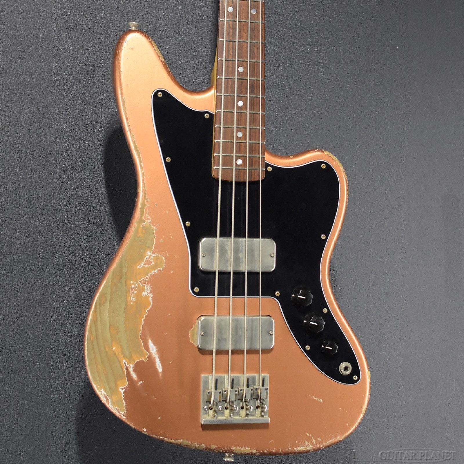 Fano Oltre JM4のご紹介です。 オーセンティックな雰囲気を纏いながらも独創的なスタイルで構築されるFano Guitars。 本個体の制作を担当したのは、アメリカの名門ギター制作学校卒業後からFanoへ加わりFano一筋で勤め上げているWes McClave氏。 ライン製造とは異なり、最初から最後まで1人のビルダーが担当し制作する正真正銘のハンドメイドカスタムブランドでございます。 今回ご紹介のこちらは、OltreシリーズのJM4。 ベースでは見かける事の少ないジャズマスターシェイプのアルダーボディに、デタッチャブルのメイプルネック＆ローズウッド指板のマテリアルコンビネーションで34インチスケール採用の構成。 基本構造は、フェンダー系の要素を取り入れながらも、その中に存在感のあるサンダーバードタイプのファノオリジナルピックアップやヘッド角の付いたオリジナルヘッドシェイプといったギブソン系の要素も取り入れたユニークなルックスとなっているのも特徴的で、サウンドとしてもフェンダーライクなミッド域の主張を感じながらも、太く力強いインパクトあるキャラクターは愉しめ、音色としても個性を感じさせる仕上がりであります。 エレクトロニクスは、ファノオリジナルピックアップにパッシブサーキットの組み合わせで、2ボリューム/1トーンのコントロール構成により、個性的なルックスではありますが、難しく考え込んでしまうような事無くシンプルに扱える設計であります。 また、その他にも各弦でトップロード/ボディスルーが選択可能な質量高く安定性あるFano HiMaxブリッジにより、プレイヤーの好みに合わせたセッティングが行える点や、ボディやネック部は勿論の事、ビスに至るまで施されたエイジド加工や、ジョイントプレートのデザインなどのディティールからも拘り深さが感じられます。 その他に、カラーリングではコッパーカラーをセレクトし、ブラックピックガードとヘッド一部にブラックカラーを取り入れたクールなコントラストと、エイジド加工による歴戦の風格により眺めてても愉しませてくれる仕上がりであるかと存じます。 唯一無二な魅力が詰まっているFano Guitarsの逸品。 是非この機会にご検討くださいませ。 通常税込価格￥501,600- ※長期展示につきアウトレット。 指板面に小傷がございます。 ギグバッグ付属 /_/_/_/♪出荷前調整のご要望承ります♪_/_/_/_/ ギタープラネットではご注文頂いた商品は 新品中古問わず検品・調整してから出荷致します。 弦高などの細かなセッティング等、お好みに 合わせての調整も可能ですので、お気兼ねなく お申し付けくださいませ。 /_/_/_/_/_/_/_/_/_/_/_/_/_/_/_/_/_/_/_/_/_/_ お問い合わせフリーダイヤル：0120-37-9630　