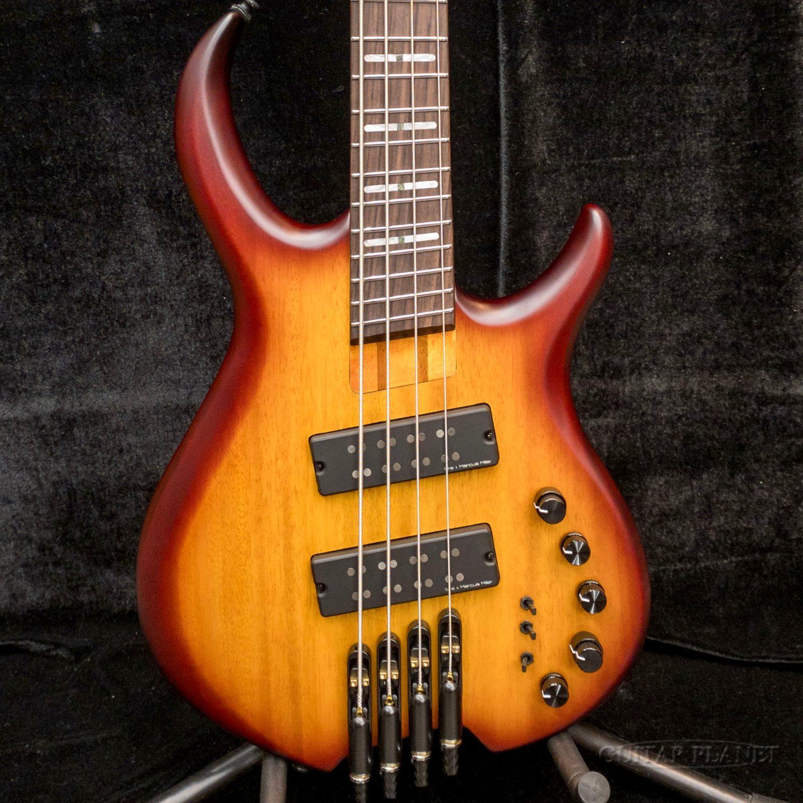 絶大なコストパフォーマンスで圧倒的な人気と高い評価を得ているSireより、ヘッドレススタイルのモデルが新登場しました。 ボディはマホガニー、ネックはマホガニーとメイプルの5ピースラミネートネック、指板にはローズウッドを採用した木材構成。16インチ指板ラジアス、ステンレス素材のミディアム・ジャンボ・フレットにロールドエッジした指板と、操作性の高いSireのモデルの中でも、モダンスペックを採用した本モデルではさらに抜きん出た弾きやすさ、扱いやすさを体現しています。 また、33インチから34.5インチのマルチスケールを取り入れることで各弦ごとのテンションバランスが整い、よりテクニカルなプレイに追従できる仕様になっています。 ピックアップやプリアンプはメーカーオリジナルパーツを搭載、もちろんSireらしい充実したコントロールを備え、多彩なサウンドメイキングが可能です。 特に、ミドルのフリケンシーがミニスイッチでは無くノブになっていることで、フレキシブルな音域設定が可能な点や、それぞれのピックアップのバリエーションスイッチがついている点は重要で、一般的なアクティブベースと比較した際に、本モデルの方が非常に幅広い表現が可能になっています。 ヘッドレスでありますから、重量が軽く、サイズもコンパクトで取り回し抜群な点も魅力的です。 是非この機会にご検討くださいませ。 SPEC Body:Mahogany Neck:Maple/Mahogany 5pc Neck Scale:33~34.5" Fingerboard:Rosewood,16” Number of Fret:22 Pickups:Mercus Pure-H Revolution Preamp:Marcus Heritage-3 with Middle Frequency Control: Volume/Tone, Blender, Treble, Middle/Freq, Bass, Pickup Variation SW Case:Gig Bag /_/_/_/♪出荷前調整のご要望承ります♪_/_/_/_/ ギタープラネットではご注文頂いた商品は 新品中古問わず検品・調整してから出荷致します。 弦高などの細かなセッティング等、お好みに 合わせての調整も可能ですので、お気兼ねなく お申し付けくださいませ。 /_/_/_/_/_/_/_/_/_/_/_/_/_/_/_/_/_/_/_/_/_/_ お問い合わせフリーダイヤル：0120-37-9630　