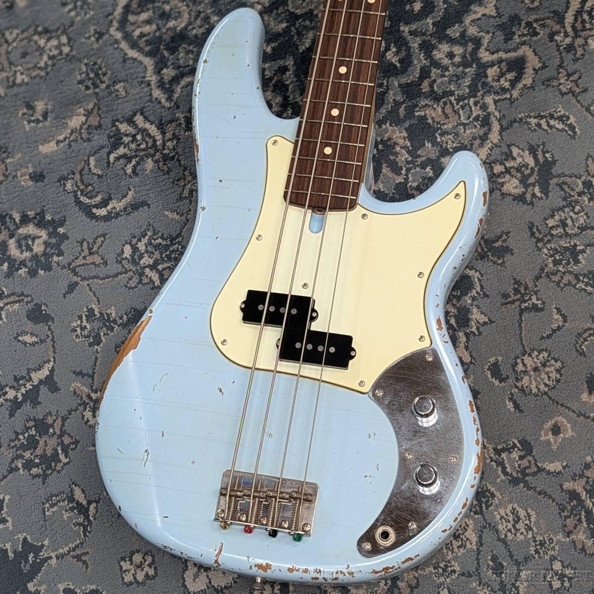 ヴィンテージ楽器に深い造詣を持つビルダー・田中千秋氏が手がけた一本。 長年にわたるプロミュージシャンとの関係性をもとに開発・設計されたこのモデル「The Earth」は、トラディショナルなPBスタイルを踏襲しながらも、現場のリアルなニーズに応える数々の工夫が施されています。 ボディにはアルダー、ネックにはメイプル、指板にはローズウッドという王道のマテリアルを使用。21フレット仕様のややコンパクトなボディは、カッタウェイ形状によりハイポジションへのアクセスがスムーズです。ナット幅は42mmとなっており、コンパウンド・ラジアス指板により、演奏性と快適性が両立されています。 ピックアップにはオリジナルのスプリットコイルを搭載。唸るような低音とダイナミクスの幅の広さが特徴です。パワー感がありながらも、広いレンジによりトーンへの追従性も良く、ヴィンテージライクなウォーム・トーンからアグレッシブなサウンドまで、幅広いサウンドメイクが可能です。 ブリッジは一見スタンダードなベンドプレートのスパイラルブリッジですが、特注のヴィンテージスタイル・ブリッジを採用することで、弦振動のボディへの伝達効率を向上。優れた鳴りを実現しています。 塗装はオールラッカー仕上げ。新品でありながら使い込まれたような風合いを持ち、風格と存在感を漂わせています。 現場での使用を前提に製作されたこの一本は、まさに「道具」としての説得力に満ちたサウンドとプレイアビリティを備えたミュージシャンズ・ギアです。 是非この機会にご検討ください。 SPEC Body:Alder Neck:Hard Maple Neck Scale:34" Fingerboard:Indian Rosewood,225R-300R Number of Fret:21 Pickups:Tsubasa TPB1 Preamp:N/A Control:Vol,Tone Case:Gig Bag /_/_/_/♪出荷前調整のご要望承ります♪_/_/_/_/ ギタープラネットではご注文頂いた商品は 新品中古問わず検品・調整してから出荷致します。 弦高などの細かなセッティング等、お好みに 合わせての調整も可能ですので、お気兼ねなく お申し付けくださいませ。 /_/_/_/_/_/_/_/_/_/_/_/_/_/_/_/_/_/_/_/_/_/_ お問い合わせフリーダイヤル：0120-37-9630　