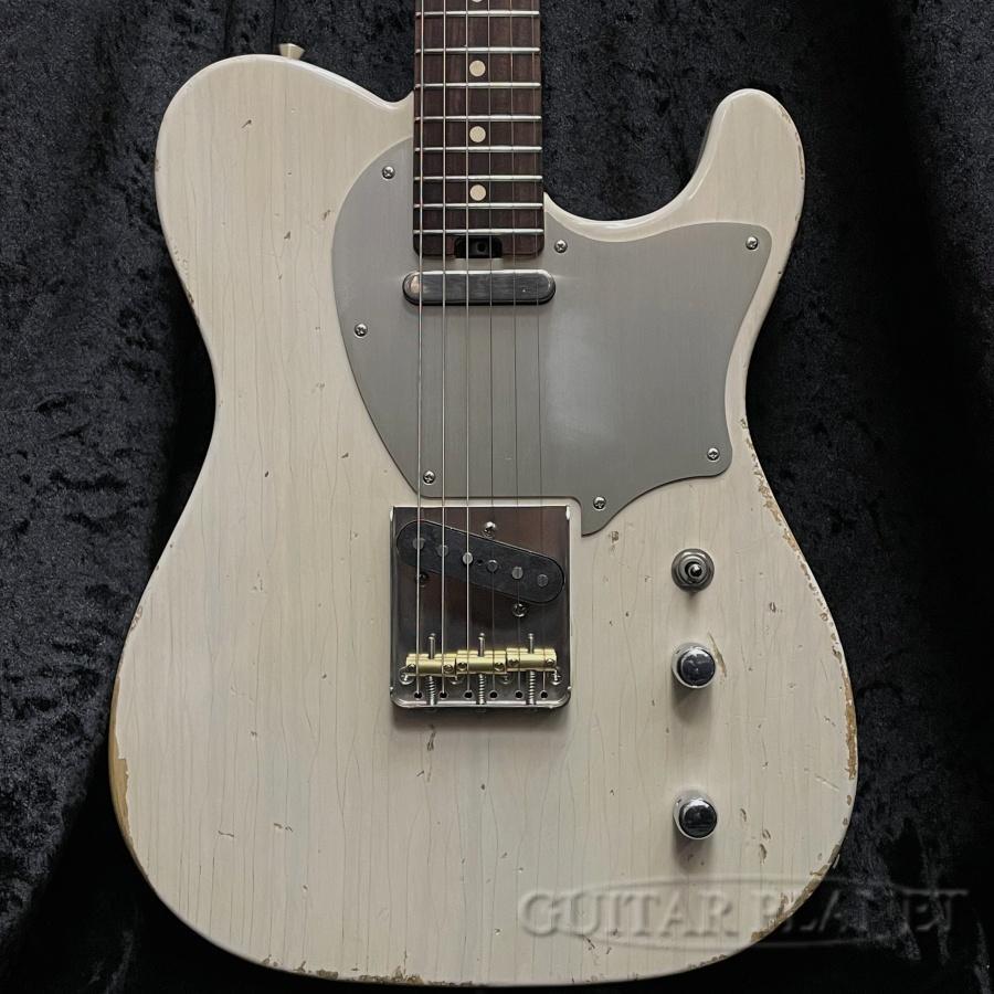 誰もが知る大御所ギタリストの楽器製作に加え、リアルなサウンドと高い完成度による扱いやすさで、ヴィンテージコピーでは抜群の評価を獲得し 日本製エレキギターの存在感を大いに高めたビルダー、田中千秋氏の率いるオリジナル・ブランド「Tsubasa Guitar Workshop」 ヴィンテージ風のコピーモデルでは終わらない、楽器としての良さを更に追求し開発された小ロット生産のオリジナルモデルが入荷しました。 エレキギターの原点とも言えるテレキャスター・タイプを土台とし「スージー」と名付けられた当モデルは シンプルなスタイルを残しつつ、22フレット仕様のコンパウンドラジアス指板、蓄光サイドポジションマーク、ボディーバックのコンター＆より丸みを持たせたエッジの仕上げ、調整が容易なホイールナットロッド等の実用面の改善を施し 田中氏自身が開発し、コイル巻きはおろか着磁まで自社で行い製作するオリジナルP.Uにより、サウンド面でも現代の環境・機材・ジャンル・アンサンブルにマッチするようにバランスが取られております。 プロミュージシャンとのシビアなやり取りやヴィンテージコピーで培った木材の特性を引き出すノウハウを惜しみなくつぎ込んだアッシュボディーにメイプル指板の組み合わせは、引き締まった低音と太く明瞭なアタックとなる50年代テレに代表されるメリハリの効いた鳴りを生み 専用に開発されたピックアップは安定した強めの磁力のアルニコ5マグネットをあえて弱めに着磁する事により、木部の組み合わせが持つ煌びやかなイメージを保ちながら材の鳴りを余すところなく拾い、エレキギターの要となるミドル成分と適度な枯れ感を損なわず線の細さを感じない抜群のサウンドを出力します。 クリーンから歪みまで和音を主体としたバッキングの分離の良さ・聞き取りやすさは勿論、リードギタリストに必要な単音の太さ・音の伸びも併せ持った実用的なサウンドに加え、極薄のオールラッカー塗装によるヴィンテージを思わせる響きは弾き込む事により更なる成長を期待でき、プレーヤーと時を共にするアナログな生楽器としての味わいも素晴らしい逸品です。 Body:Ash Neck:Maple Fingerboard:Rosewood,22Fret Fingerboard Radius:190R-225R Scale:25.5" Nut:Bone Machineheads:GOTOH SD91-05M Fret:JESCAR 47095 Pickups:original TL Controls:1VO 1TO 3Way-Switch Finish:ALL Lacquer Aged /_/_/_/♪出荷前調整のご要望承ります♪_/_/_/_/ ギタープラネットではご注文頂いた商品は 新品中古問わず検品・調整してから出荷致します。 弦高などの細かなセッティング等、お好みに 合わせての調整も可能ですので、お気兼ねなく お申し付けくださいませ。 /_/_/_/_/_/_/_/_/_/_/_/_/_/_/_/_/_/_/_/_/_/_ お問い合わせフリーダイヤル：0120-37-9630　