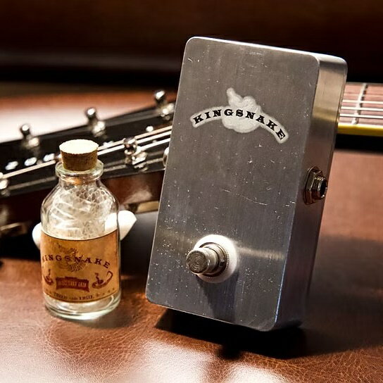 ●意図的な「サウンド劣化」が生むミュージカル・トーン 50年代、60年代、アンプにマスターヴォリュームが搭載されていなかった頃、ギター側のヴォリュームを少し絞ることでアンプの歪み調整を行いトーンバランスを作っていた。 それをペダルで可能としたものであり、ヴォリュームを10から8、逆に8から10に瞬時に変えるものである。 特に2ヴォリュームのギターでのセンター時には瞬時に変化させられ効果的である。 ある種ヴォリュームペダル的なものではあるが、真の企画意図はギター側ヴォリュームを絞った際の良い意味での音の劣化こそが生むミュージカルなトーンである。 それを故にパッシブ・ペダルでありバッファーなど人工的な増幅回路などではない。 アンプもそもそもヴォリューム、トーンなど増幅させているのでなく、10がそのアンプの持つ最大のポテンショナルであり、それを5とかに減らすということであり、劣化＝悪では全くない。 JAZZプレイヤー、COUNTRYプレイヤーなどギター側のヴォリュームをフルにしている事はほとんどなく、ジミ・ヘンドリックス等もアンプ側のヴォリュームはフルにし最大限にドライブさせギター側のヴォリュームを絞ることであのトーンを作っていたりする。 アンプとのヴォリュームコンビネーションがブルースなどの音楽には必須である。 アルバート・コリンズに至ってはライブの方が断然音が良く、会場内も歩けるくらいの長いケーブルによりサウンド劣化があのトーンを作っている。 あの音は最高である。よってペダル8時にアンプ側のヴォリューム、トーン調整で音を作ることをお勧めする。 しかしながらこれは現在の音楽シーンにおいて、全てのプレイヤーに相応しいペダルでは決してない。今の時代にそぐわないものである。 KING SNAKEユーザーが好む音楽にのみ理解されるものである。よってCaliforinia King Snakeの抜け殻付きとする。 抜け殻44台分獲れたので生産数も現時点44台で終了。 スペックとしては、昔のペダルに使用されていたCarling社製 Foot Swithを使用。 昨今のTru Bypass Foot Switchよりサウンドがワイルドで一番良い。 搭載抵抗はVintageのAllen Bradley一つ、IN/OUT Put JackはSwitch Craft社製。配線はCross Wire。 ​最後に、ギター側のヴォリュームを上手にコントロール出来るプレイヤーの方には、全く不必要なペダルである。 ※当商品は通信販売に限りご用意が可能でございます。実店舗での実機確認・試奏はお受け出来ませんので予めご了承ください。 ※掲載画像はサンプルになります。実際にお届けする商品とは色味や木目が異なる場合がございますのでご了承ください。 お問い合わせ:03-3259-0031　