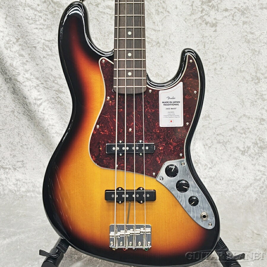 エレキベースの世界において、名実ともにトップブランドといえる「Fender」。その日本製ラインは、伝統あるフェンダーのスタイルとサウンドを、日本国内の熟練した職人たちの手で再現することで、国内外から高い評価を受けています。 今回ご紹介する1本は、フェンダーの“ゴールデンエラ（黄金時代）”と呼ばれる時代の仕様を再現したモデル。クラシカルなルックスと現代的な演奏性を融合した、まさに「伝統と革新」の詰まったジャズベースです。 ボディには軽量でバランスの良いバスウッドを採用し、メイプルネックにスラブ貼りのローズウッド指板を組み合わせた王道のスペック。ヴィンテージスタイルの細身フレットと、9.5インチの指板ラジアスを採用することで、繊細なフィンガリングからダイナミックなプレイまで対応する柔軟な演奏性を実現しています。 ピックアップはシングルコイルを2基搭載。伝統的な2ボリューム＋1トーンのコントロールにより、ジャズベースならではの繊細な音色作りが可能です。軽量なバスウッドボディからは、温かみのある中低域と、シングルコイルならではのクリアな高域が絶妙なバランスで引き出され、ジャンルを問わず幅広い音楽に対応することができます。 クラシカルな魅力を備えながらも、現代のプレイヤーが求める演奏性をしっかりと備えた1本。まさに“王道”のジャズベースサウンドを体現するモデルです。 是非この機会にご検討ください。 SPEC Body:Basswood Neck:Maple Neck Scale:34" Fingerboard:Rosewood,9.5"R Number of Fret:20,Vintage-Style Fret Pickups:Vintage-Style Single-Coil JB Control:2Volume,Tone Case:Soft Case Weight:3.86kg Serial Number:JD26012559 ※掲載画像は、カメラの特性やディスプレイなどの影響により、実際に肉眼で見える色合いと差がある場合がございます。　