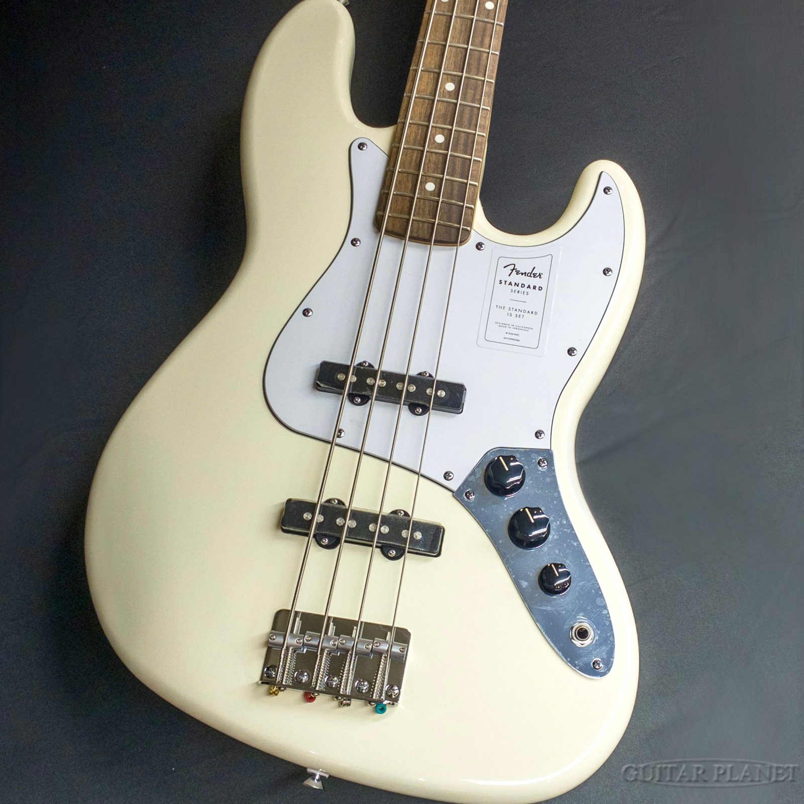 Fenderブランドに新たに登場したラインナップ、Standard Series。 従来のFenderのスタイルやサウンドをしっかり踏襲しつつ、インドネシア工場による制作で抜群のコストパフォーマンスを実現し、登場以来多くのお客様に選んで頂いた楽器です。 ボディの木材にはポプラ、メイプルのネックにこちらのモデルでは指板にもインディアン・ローレルを採用。指板にメイプルを採用している個体もありますが、そちらと比べるとやや太く柔らかい音が出る印象です。 指板表面のカーブが緩やかになってる、ネックの裏の塗装がツヤツヤした仕上げではなくサラサラとした仕上げになっている、大きくて抑えやすいフレットを採用しているといった演奏しやすさに直結する仕様を多く採用しており、これからベースを弾き始める方にも安心しておすすめできるモデルです。 Jazz Bassであるこちらは、Standard Single-Coil Jazz Bassのピックアップを採用。Precision Bassのピックアップと比較すると、音のキレやバランスに優れており、指弾き、ピック弾き、スラッププレイとどんな奏法にも馴染むサウンドを出してくれます。 数あるFenderラインナップにおいて、最もコストパフォーマンスに優れたモデルです。 是非この機会にご検討くださいませ。 SPEC Body:Poplar Neck:Maple Neck Scale:34" Fingerboard:Indian Laurel,9.5"R Number of Fret:20,Medium Jumbo Pickups:Standard Single-Coil Jazz Bass Control:Volume,Tone Case:Soft Case Weight: 3.95kg Serial Number:ICF25000154 ※掲載画像は、カメラの特性やディスプレイなどの影響により、実際に肉眼で見える色合いと多少差がある場合がございます。 当店でご購入頂きましたベース本体は、保証期間問わず無料にて点検・調整いたします。 詳しくは、お気軽にお問合せください。