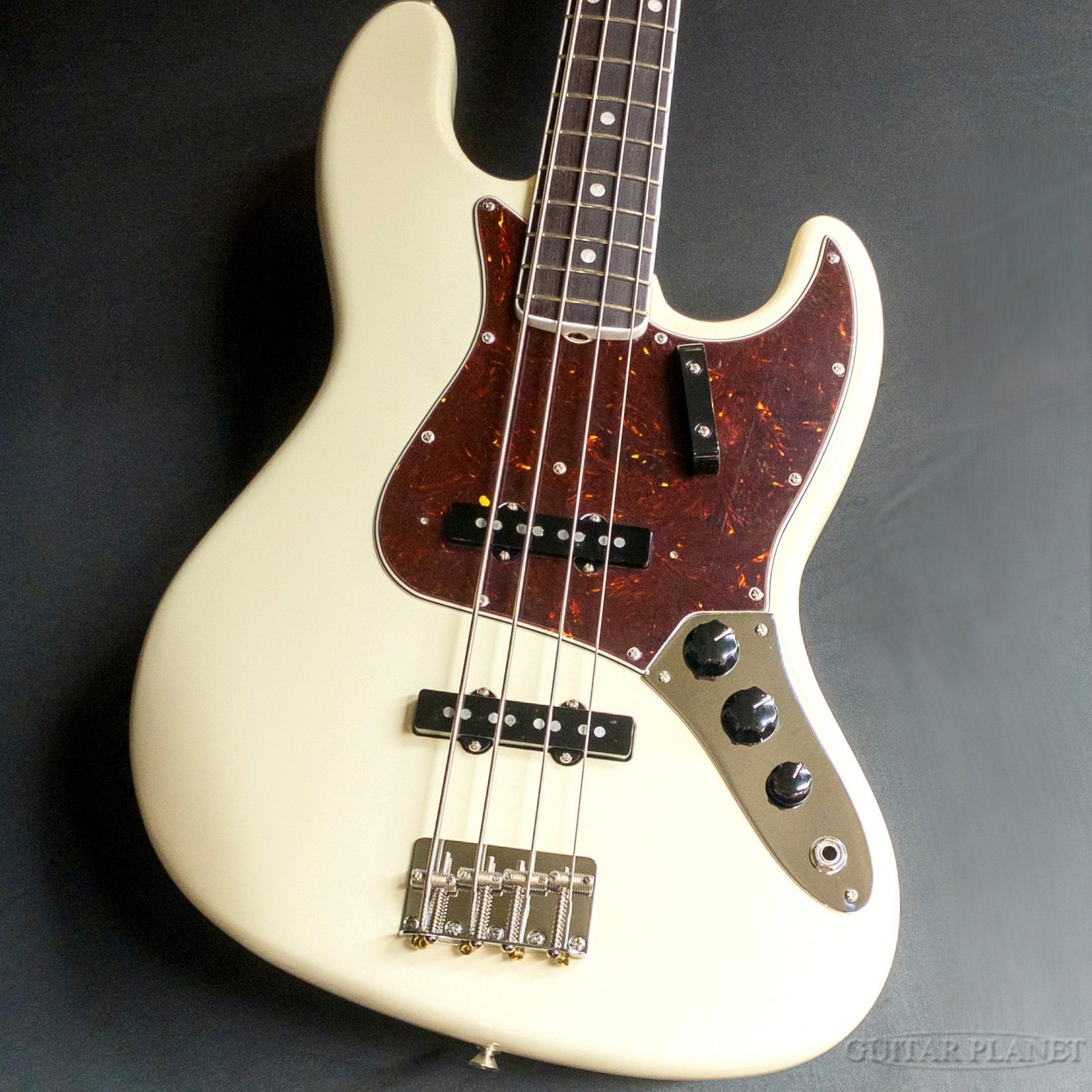 エレキベースにおいてFender Vintageのサウンドは非常に高く評価されている一方、当然個体数が少なく入手が困難な点や、管理に不安が残るといった声もあり、音は好きだが所有したいわけではないと言った意見もあるでしょう。 それらの問題点を解決し、Fender Vintageのようなサウンドがアウトプットされる楽器があるとしたらいかがでしょうか。 それがこちらのFender America Vintage II 1966 Jazz Bassでございます。 オーソドックスな木材構成、アルダーボディ、メイプルネック、ローズウッド指板の組み合わせに、ネックバインディングやマッチングヘッド仕様、パドルペグといった1966年当時の仕様をきちんと押さえているかと思いきや、指板のポジションマークはドットポジション。1966年以降も続くブロックポジションではなく、過渡期のドットポジションを採用している部分に強いこだわりを感じます。 ルックス以外の部分でも、指板のローズウッドのラウンド貼り仕様、7.25インチの指板ラジアスといった当時の個体同様の演奏性を実現し、細部までこだわり抜いて制作されています。 ピックアップにはPure Vintage 66 Single-Coil Jazz Bassを搭載。このピックアップだけでも当時のニュアンスを再現できる可能ですが、先に挙げたような当時と同様のスペック、さらにはラッカーフィニッシュの仕様と合わせることで、数々の名盤から飛び出してくるあの音と非常に近い響きを体感できます。 Fenderのラインナップでも他メーカーのラインナップでもVintageライクなニュアンスを再現しようとしているモデルは数多く存在しますが、このAmerican Vintage IIはその究極系といって差し支えありません。 是非ご検討くださいませ。 SPEC Body: Alder Neck: Maple Neck Scale: 34" Fingerboard: Rosewood,7.25" Number of Fret: 20 Pickups: Pure Vintage 66 Single-Coil Jazz Control: 2Vol,Tone Case: Hard Case Weight: 4.23kg Serial Number: V2557081 ※掲載画像は、カメラの特性やディスプレイなどの影響により、実際に肉眼で見える色合いと差がある場合がございます。 当店でご購入頂きましたベース本体は、保証期間問わず無料にて点検・調整いたします。 なお、保証は日本国内での使用に限ります。 Store/Factory Warranty is applied only in Japan. 詳しくは、お気軽にお問合せくださいませ。