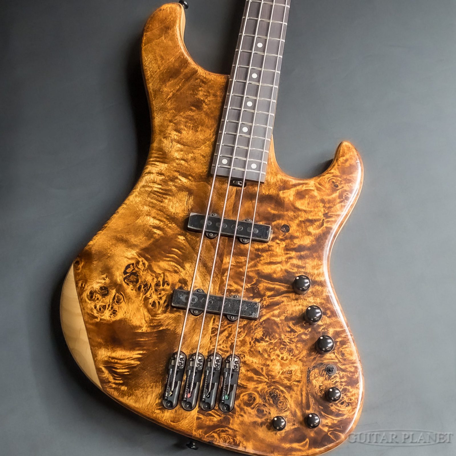 世界的メーカー、Ibanezから新しくModeシリーズが登場しました。 既存のジャズベーススタイルをベースに、Ibanezによる独自解釈を加えたこちらのモデル。 シングルピックアップ2基搭載、オフセットのボディシェイプといった象徴的な仕様は抑えつつ、24フレットまである指板やIbanezらしい幅広い音色を届ける充実したコントロールに、何より抜群の操作性を伴った仕様になっています。 ナット幅一般的な38mmですが、スリムに成形されたネックシェイプにより快適な握り心地を実現。ボディの厚さも違和感の無い程度に抑えており、全体的に抱え込みやすく、重量の軽いベースに仕上がっています。 ジョイントはボルトオンですが、ネックプレートは無くジョイント部自体を薄く削った構造で、製品コストを削減しつつも24フレットまで容易にアクセス可能な演奏性能を確保しています。ネックはローステッドメイプル、指板にはローズウッドを採用。フレットはステンレスフレットを採用している為、明瞭な輪郭と素早い反応速度を体感できるだけでは無く、メンテナンスフリーで使い続けられます。 ピックアップはメーカー新開発のDeltaピックアップ、プリアンプはメーカーオリジナルのSonitech Sプリアンプで、6段階まで可変可能なミドルフリケンシーを伴った3バンドイコライザーを搭載し、アグレッシブなパワー感と卓越したバランス感を伴ったサウンドを出力します。 優れた演奏性能による使いやすさはもちろん、抜け感を確保しつつもクセのないバランスで響くサウンドは、コンプ感のあるまとまりがあり、中低音の密度・弾力は充分。あらゆる場面でしっかりとベースの仕事をこなせる音色で、素直で使いやすいという印象です。 新時代を築く独自解釈のジャズベースタイプです。 是非この機会にご検討くださいませ。 SPEC Body Top: Poplar Burl Body: Alder Neck: Roasted Maple Neck Scale: 34" Fingerboard: Rosewood,305R Number of Fret: 24 Pickups: Delta S4J Preamp: Ibanez Sonitech S Preamp Control: Volume,Blender,Tone(EQ bypass switch (Push/Pull),),Treble,Middle,Bass,3-way Mid Frequency Switch w/Hexa Mid system Case: Gig Bag Weight: 3.78kg Serial Number: 260100440 ※掲載画像は、カメラの特性やディスプレイなどの影響により、実際に肉眼で見える色合いと差がある場合がございます。 当店でご購入頂きましたベース本体は、保証期間問わず無料にて点検・調整いたします。 詳しくは、お気軽にお問合せくださいませ。