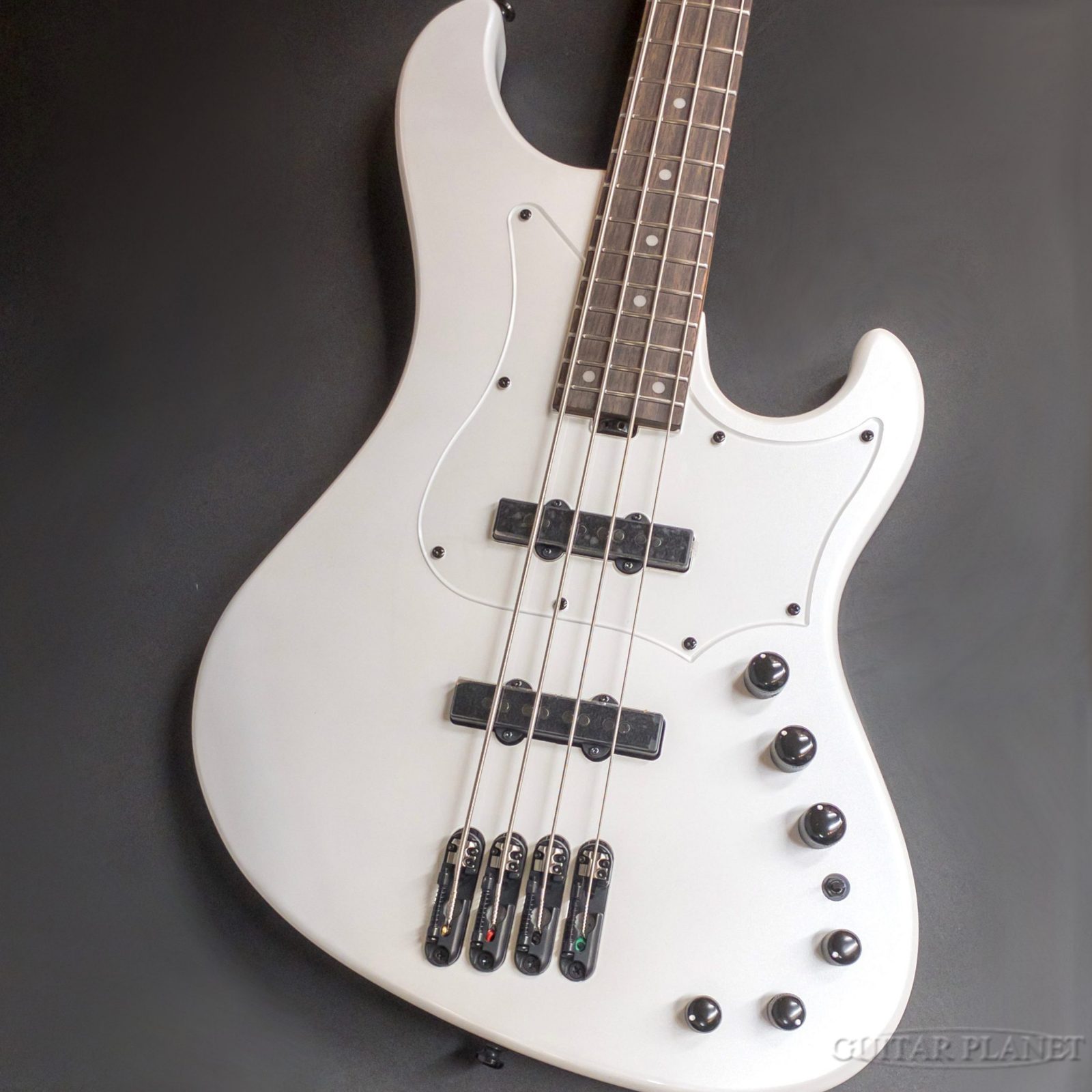 世界的メーカー、Ibanezから新しくModeシリーズが登場しました。 既存のジャズベーススタイルをベースに、Ibanezによる独自解釈を加えたこちらのモデル。 シングルピックアップ2基搭載、オフセットのボディシェイプといった象徴的な仕様は抑えつつ、24フレットまである指板やIbanezらしい幅広い音色を届ける充実したコントロールに、何より抜群の操作性を伴った仕様になっています。 ナット幅は4弦ベースとしては一般的な38mmですが、スリムに成形されたネックシェイプにより快適な握り心地を実現。ボディの厚さも違和感の無い程度に抑えており、全体的な抱え込みやすく、重量の軽いベースに仕上がっています。 ジョイントはボルトオンですが、ネックプレートは無くジョイント部自体を薄く削った構造で、製品コストを削減しつつも24フレットまで容易にアクセス可能な演奏性能を確保しています。素材はネック・指板ともにローステッド・メイプルを採用。フレットはステンレスフレットを採用している為、明瞭な輪郭と素早い反応速度を体感できるだけでは無く、メンテナンスフリーで使い続けられます。 ピックアップはメーカー新開発のDeltaピックアップ、プリアンプはメーカーオリジナルのSonitech Sプリアンプで、6段階まで可変可能なミドルフリケンシーを伴った3バンドイコライザーを搭載し、アグレッシブなパワー感と卓越したバランス感を伴ったサウンドを出力します。 優れた演奏性能による使いやすさはもちろん、抜け感を確保しつつもクセのないバランスで響くサウンドは、コンプ感のあるまとまりがあり、中低音の密度・弾力は充分。あらゆる場面でしっかりとベースの仕事をこなせる音色で、素直で使いやすいという印象です。 新時代を築く独自解釈のジャズベースタイプです。 是非この機会にご検討くださいませ。 Spec Body: Alder Neck: Roasted Maple Neck Scale: 34" Fingerboard: Rosewood,305R Number of Fret: 24 Pickups: Delta S4J Preamp: Ibanez Sonitech S Preamp Control: Volume,Blender,Tone(EQ bypass switch (Push/Pull),),Treble,Middle,Bass,3-way Mid Frequency Switch w/Hexa Mid system Case: Gig Bag Weight: 3.91kg Serial Number: 260514066 Our store is a tax-free shop. If you have any questions, please feel free to ask. Mail:bass@guitarplanet.co.jp ※掲載画像は、カメラの特性やディスプレイなどの影響により、実際に肉眼で見える色合いと差がある場合がございます。 当店でご購入頂きましたベース本体は、保証期間問わず無料にて点検・調整いたします。 なお、保証は日本国内での使用に限ります。 Store/Factory Warranty is applied only in Japan. 詳しくは、お気軽にお問合せくださいませ。