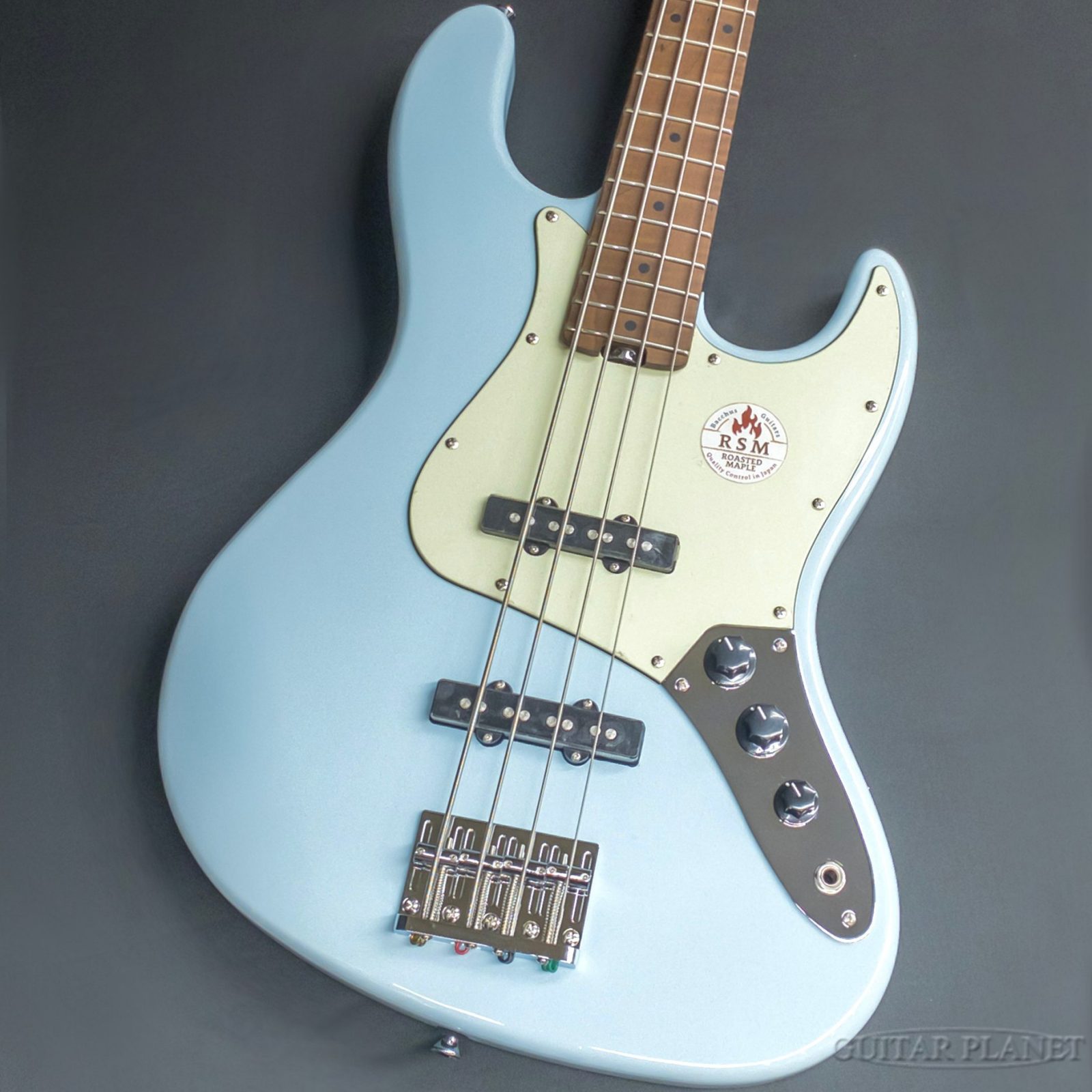 Bacchus Global Series WL4-STD/RSMのご紹介です。 ルックスとサウンドに大きく貢献しているROASTED MAPLEシリーズ。 加熱処理したローステッドメイプルをネックに用いて、ローストされた特有の色味がアクセントとなった素敵な装いが特徴的でありつつ、加熱処理により木材中の水分や油分を揮発させることで、ヴィンテージテイストなこなれ感あるサウンドへのアプローチも行われています。 ボディでは、一般的なフルサイズボディより一回り小さいディンキーシェイプボディとなっており、扱い易いサイズ感も注目ポイント。 また、フロントボリューム/リアボリューム/トーンのスタンダードなコントロールに加え、トーンポットをプルすることでハムバッカー系の太いサウンドが得られるターボスイッチを装備し、汎用性の高さも魅力なモデルでございます。 是非ご検討くださいませ。 SPEC Body:Nyatoh Neck:Roasted Maple Fingerboard:Roasted Maple Scale:864mm(34inch) Pickups:Original JB set Control:2Vol,1Tone(Pull up=Turbo SW) Weight:≒4.98kg SN:Gl20237 Our store is a tax-free shop. If you have any questions, please feel free to ask. Mail:bass@guitarplanet.co.jp ※画像は、カメラやディスプレイ等の関係上、実際に肉眼で見える色味と異なる場合がございます。 当店でご購入頂きましたベース本体は、保証期間問わず無料にて点検・調整いたします。 なお、保証は日本国内での使用に限ります。 Store/Factory Warranty is applied only in Japan. 詳しくは、お気軽にお問合せくださいませ。