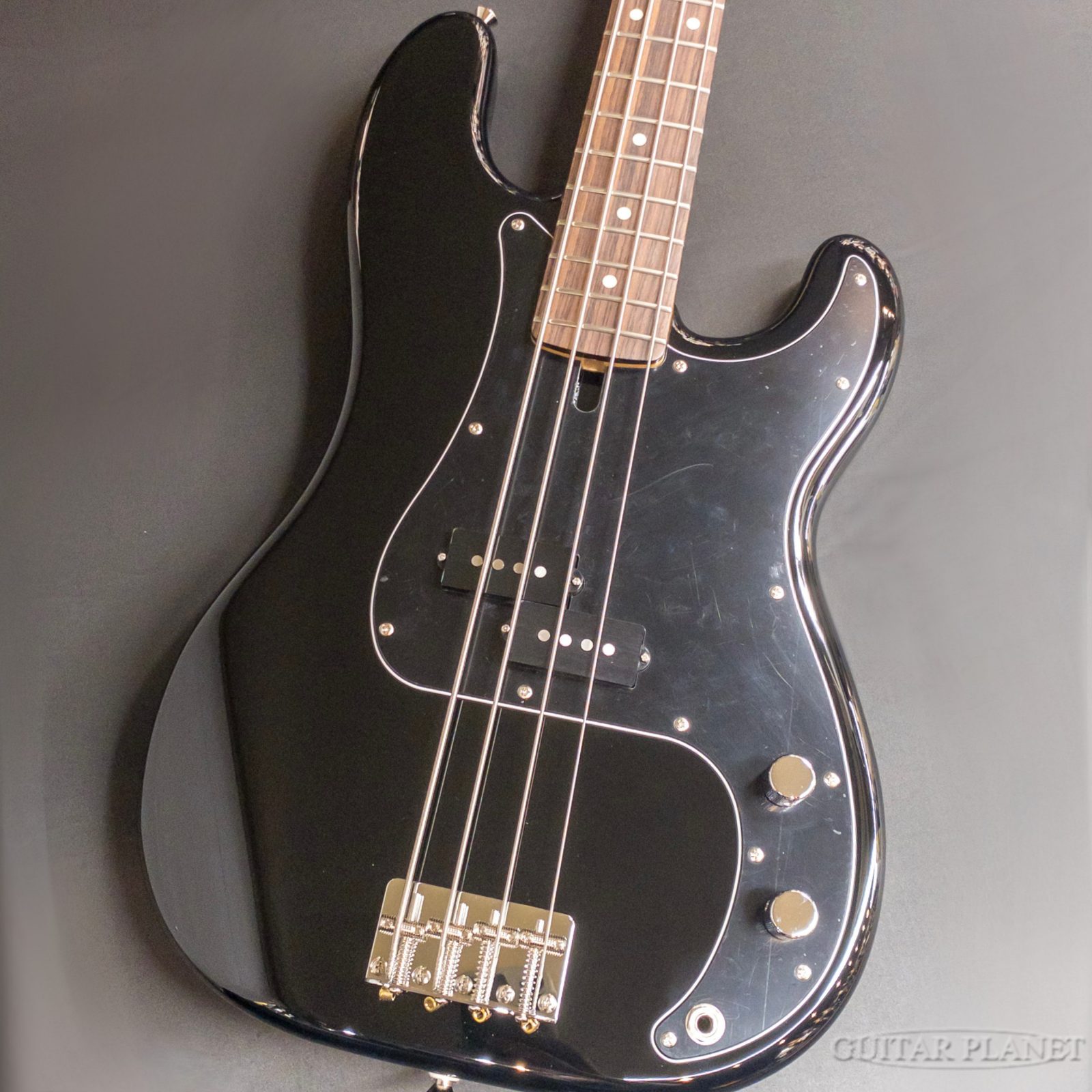 日本を代表する老舗の楽器メーカーである「FUJIGEN(フジゲン)」。1960年代から続く長い歴史の中で培われた技術から生まれる信頼感は多くのプレイヤーに安心感を与えてくれます。 アルダーボディにメイプルネック、ローズウッド指板のスペックは1960年代のエレキベースの定番マテリアル構成を採用。トラッドなPBモデルに比べてナット幅を約40mmとすることでスムーズなフィンガリングが特徴です。普段JBモデル等のスリムなネックに慣れ親しんでいるプレイヤーでも、最小限の違和感で移行することが出来ます。 さらに、フジゲン独自の「C.F.S（サークル・フレッティング・システム）」を採用。フレットをわずかに円弧状に打つことで、各弦がフレットに対して直角に接触し、音程の安定性とクリアなトーンを実現しています。 ピックアップにはオリジナルのスプリットコイルのピックアップをマウント。1ボリューム、1トーンの伝統的なプレベのコントロールです。 プレベらしい迫力ある低音に、フジゲンならではのクリアなトーンが加わり、まとまりのあるサウンドが魅力の一本。 スリムネックならではの演奏性に加え、指板サイドのポジションマークには蓄光素材が使われるなど、細部にまでこだわった仕様は、まさにプレイヤー目線の設計。こうした日本らしい丁寧なモノづくりが、ブランドへの信頼感をさらに高めています。 是非この機会にご検討ください。 Spec Body: Alder Neck: Maple Neck Scale: 34" Fingerboard: Rosewood Number of Fret: 20,Medeum Jumbo C.F.S. Pickups: FGN 62P Control: Volume,Tone Case: Soft Case Weight: 3.89 kg Serial Number:H250679 Our store is a tax-free shop. If you have any questions, please feel free to ask. Mail:bass@guitarplanet.co.jp ※掲載画像は、カメラの特性やディスプレイなどの影響により、実際に肉眼で見える色合いと差がある場合がございます。 当店でご購入頂きましたベース本体は、保証期間問わず無料にて点検・調整いたします。 なお、保証は日本国内での使用に限ります。 Store/Factory Warranty is applied only in Japan. 詳しくは、お気軽にお問合せくださいませ。