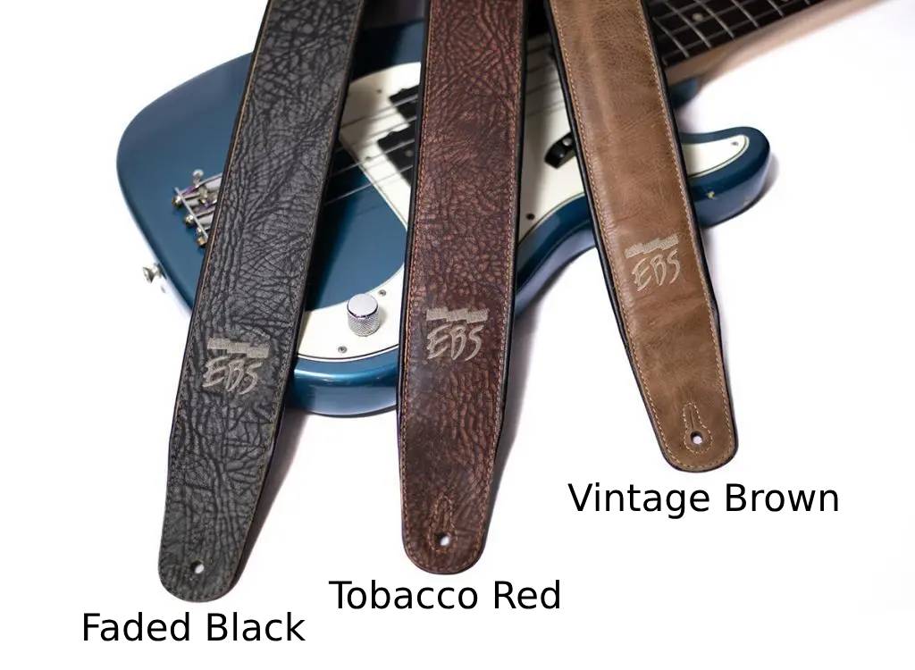 EBSの新しいストラップ・シリーズには、レリック仕上げの3種類のカラーがございます。 （Faded Black,Tobacco Red, Vintage Brown） 高級100％レザー製で、パッドとソフトなエッジが抜群の弾き心地を実現し、EBSのエンブレムが刺繍されています。 長さは91～146cm（35.5～57.5インチ）の範囲で調節可能。幅は70mm（2.76インチ）。 オプションでお好みの色をお選びください。 Made in Brazil. ※当商品は通信販売に限りご用意が可能でございます。実店舗での実機確認・試奏はお受け出来ませんので予めご了承ください。 お問い合わせ:03-3259-0031　