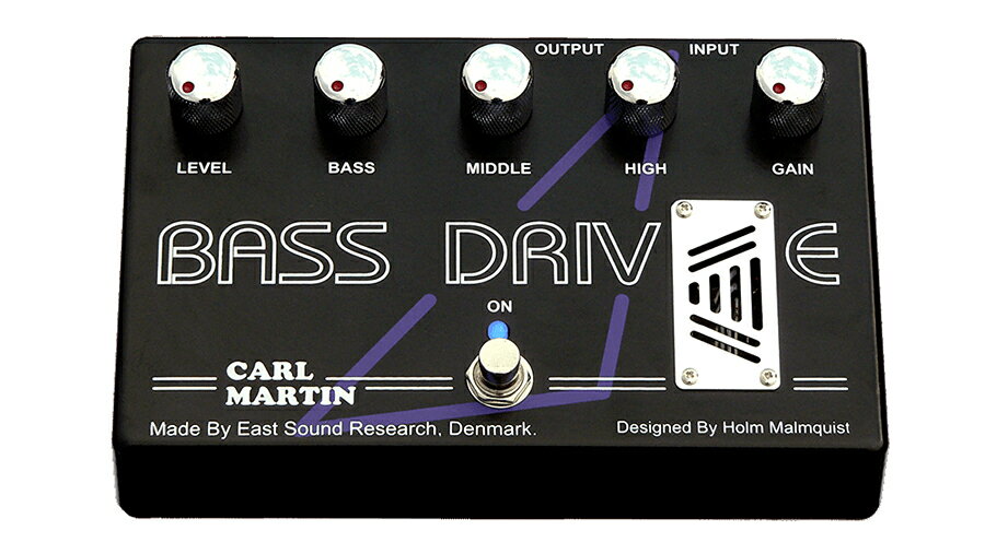 CARL MARTIN BASS DRIVE 以前からCarl Martinのカタログには、長年に渡り「Bass Drive」という機種が掲載され続けていました。 しかしながらチューブの暖かみのあるサウンド、音の厚みを充分に加えるEQ、 クランチサウンドにマッチしたドライヴを、現代のデジタル・ベースアンプで実現することは至難の業でした。 Carl Martinはこの難題を解決できるようになるまで、このペダルを世に送り出すことを潔しとはしなかったのです。 そしてついに登場したBass Driveは、チューブサウンドの暖かみ、厚み、 ドライヴ感をどんなアンプを使用しても生み出すことができるようになりました。 DRIVEコントロールはベーストーンを均一にブレンドし、非常にナチュラルなボトムエンドを維持します。 Proシリーズならではの豊かなヘッドルームを持つBASS DRIVEは、 ベース向け歪みペダルの新たなスタンダードとなることでしょう。 【製品仕様】 入出力 Input / Output / AC Input コントロール1 GAIN HIGH：4kHz Shelving 6 dB Oct MIDDLE：1kHz Notch 6dB Cct BASS：63 Hz Shelving 6db Oct LEVEL：35dB コントロール2 ON:ON/OFF LED AC SELECTOR SWITCH：115V/60Hz-230V/50Hz切り替え FUSE：フューズボックス サイズ 185 (W) x 115 (D) x 56 (H) mm 重量 850g 電源 3芯電源ケーブル お問い合わせフリーダイヤル:0120-37-9630