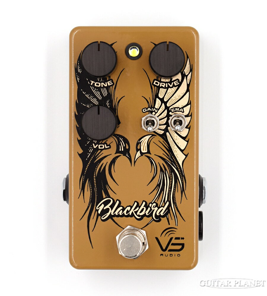 BLACKBIRD Overdrive BlackBirdは、Brownface Blackfaceスタイルのオーバードライブトーをエミュレートしたペダルです。 単なるオーバードライブペダルだけでなく、アンプをエフェクターに落とし込んだプリアンプとしても使用でき、 ERAスイッチでBlack FaceとBrown Faceの2種類のキャラクターを切り替えることが出来ます。 アンプインボックススタイルのペダルはたくさんあり、 素晴らしいものもありますが、ダイナミックではないものもあります。 BlackBirdは、繊細にアンプのキャラクターを選択することが可能。 ほとんどクリーンで軽いものから、自然な圧縮による非常にゲインの高いオーバードライブまで。 ペダルボードにやさしいサイズで、トーンの明瞭さのオーバードライブを備えた ピックダイナミクスへの応答性を求める人のために特別に設計され、世界中で支持を得ています。 ・VOLUMEノブを時計回りまたは反時計回りに回転させて維持します クリーンな信号でユニティボリューム。 ・TONEを時計回りに回転させて、高音域をブーストします。 反時計回りに減少します。 ・ドライブノブを時計回りに回して、歪みの量を増やします または反時計回りに減少します。 ・GAINスイッチを使用して、LOWGainモードとHIGHを切り替えます。 ・ERAスイッチを使用して、BrownfaceモードとBlackfaceモードを切り替えます。 【SAMPLESETTINGS】 InputImpedance ：1MΩ OutputImpedance　： NoiseFloor　：-89dBV Bypass　：TrueRelaySwitched CurrentDraw　：22mA PowerSupply　：9-18VDC お問い合わせフリーダイヤル:0120-37-9630　