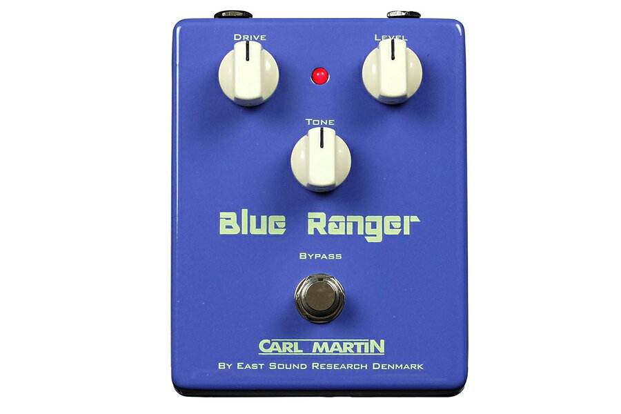 CARL MARTIN Blue Ranger 【製品概要】 Carl Martinの新たなオーバードライヴ-Blue Ranger-は、 テキサス・スタイルのオーバードライヴです。 Hot Drive'n BoostやDC Driveなどとはまた異なったキャラクターを持ち、 伸びやかなサスティンから枯れたドライヴサウンドまでを演出します。 歴史上有名なギタリスト達の繊細で上質なドライヴサウンドを生み出す、 Carl Martinの新しいスタイルとなるはずです。 ギター本体のボリュームやトーンを頻繁に操作する「腕に覚えのある」ギタリストにとって、 Blue Rangerは最高の相棒になってくれることでしょう。 【製品仕様】 入出力 Input / Output / DC Input コントロール DRIVE：歪み具合の設定 LEVEL：ドライヴ時の出力レベルの設定 TONE： エフェクターのトーンをコントロールします コントロール2 Bypass：オーバードライヴON/OFF LED サイズ 120(W)×95(D)×56(H) mm 重量 420 g 電源 9V DC(センターマイナス) ※エフェクター筐体内に電池ボックスが無いため、アダプターのみでの動作 お問い合わせフリーダイヤル:0120-37-9630