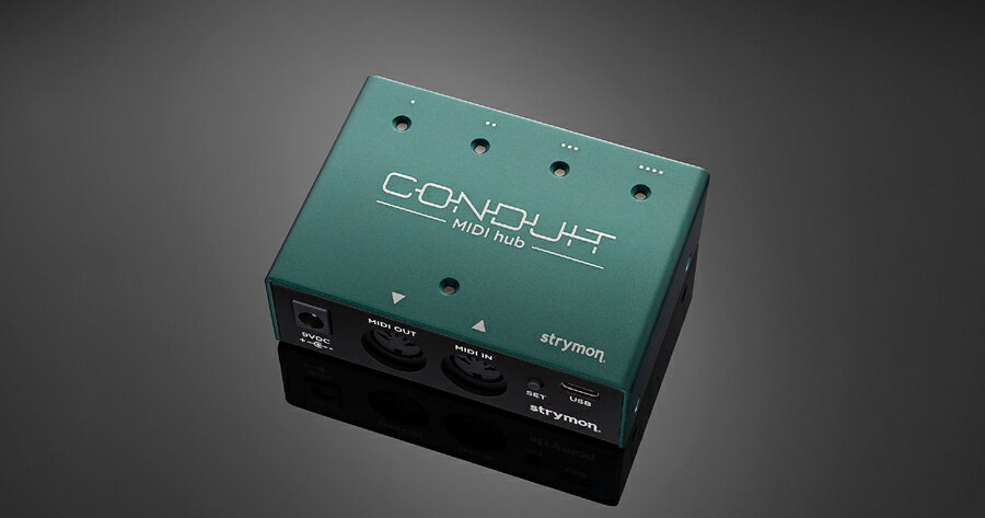 スマートなMIDIコントロールをあなたのペダルボードへ CONDUITは1/4インチ・フォーンMIDIを装備するペダルとの接続ができる、 非常に高い信頼度と高い性能を兼ね備えたなMIDIインターフェイスです。 さらに、TRS MIDIペダルとコンピューターとのUSB接続も可能にしてくれます。 ●オプトカプラ絶縁 5-pin DIN MIDI （IN ＆ OUTポート） ●4系統 1/4”TRS 双方向 MIDI ポート ●各社の1/4”MIDIに対応可能なモード変更機能 ●5 DIN MIDI IN →1/4”MIDI OUTは8台まで接続可能 ●5 x LED MIDI ステータス表示 ●USB - C → USB – A ケーブル（オス） ●軽量メッキ処理アルミケース（マウンドネジ穴付き） ●本体寸法：90mm（幅）×72mm（縦）×38mm（高） ●本体重量：141g ●Made in USA 【スマートなMIDI送受信】 スマートなMIDI送受信 4つの双方向TRS（MIDI）ジャックは、 独自に様々なMIDIコミュニケーションを行うことができます。 ディップスイッチやカスタムケーブル、 ドライバーなどの道具も一切必要がありません。 グランドアイソレーションの採用により、 確実かつ信頼のStrymonオペレーションを満足いただけます。 MIDIを受けるだけのペダルには、Dual Mode（デュアルモード）で （TRSスプリッターケーブル経由で）2台のペダルへの接続も可能です。 【USB MIDIインターフェイス】 Conduitは、コンピューターとペダルのソリッドな MIDI接続を実現してくれるUSB MIDIインターフェイスです。 本機経由で、コンピューターからのMIDIメッセージ （パラメーターチェンジ、プリセットチェンジ、ロード＆セーブプリセット、システムエクスクルーシブ） とペダルがMIDI同期できます。 【簡単なセットアップ＆簡単に使える！】 開封してすぐにStrymonペダルとの1/4″TRS MIDI接続が可能です。 ディップスイッチやカスタムケーブル、 ドライバーなどの道具は一切必要ありません。 CONDUITをリンクして1/4”MIDIペダルの追加制御も可能です。 お問い合わせフリーダイヤル:0120-37-9630　