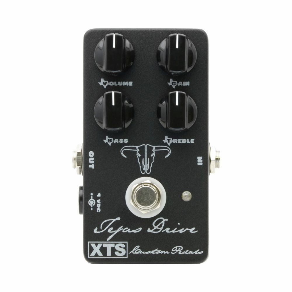XAct Tone Solutions TEJAS DRIVE 【主な特徴】 Tejas Overdriver、Tejas Boostと展開するTejasファミリーに 新たにTejas Driveが加わりました。 真空管アンプでも使われる有名なOrangeDropキャパシタを 小型な物にスワップアウトすることでペダルボードに収めやすい 小型なサイズに生まれ変わりました。 ICやオペアンプを使用しないディスクリート回路を持つ Tejasはブースター回路を基調としながらGAINを上げると クランチサウンド、そして更にはFUZZの様な 激しいサウンドに変化します。 どのセッティングにおいてもギターのボリュームや タッチに繊細に反応しますので、実際にプラグインすると Tejasの音楽的なサウンドに魅了されることと思います。 ・Dimensions W59mm D110mm H47mm ・Weight 280g ・Power Requirements 9VDC: 5.5 x 2.1mm plug, center negative お問い合わせフリーダイヤル:0120-37-9630　