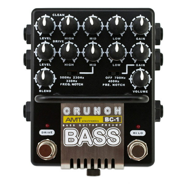 ※受注生産の為、納期は約1ヶ月後でございます。 BC（Bass crunch）-1は、真空管アンプの特性をJFETテクノロジーによりエミュレートした、 ベースギター用プリアンプ／ドライブペダルです。 CLEANとDRIVEの2チャンネルを持ち、両チャンネルをブレンドしての出力が可能。 CLEANチャンネルは、クラシカルで滑らかなトーンを持ち、コンプ／ドライブ感は少なめです。 一方のDRIVEチャンネルは、複数段の増幅回路を持つ、モダンでパワフルなドライブサウンド。 さらに、ワイドなセッティング幅を持つEQや、高音の密度がグッと増し、よりアグレッシブな 音色が得られるHigh Modeスイッチを装備。 極めてワイドなサウンドバリエーションを誇ります。 入出力は通常のイン／アウトに加えセンド／リターン、キャビネット・エミュレーターアウト、 ダイレクトアウトという豊富な端子を装備。 また、AMT　TS-2　 MIDIコンバーターを接続するためのCTRL OUTも備えています。 ライブやレコーディング、DTMまであらゆる局面に対応する、他に例を見ない多用性・拡張性を備えた ベース用プリアンプ／ドライブペダルです。 ※専用18VDCアダプター又は006P乾電池2本が必要です。 お問い合わせフリーダイヤル:0120-37-9630　