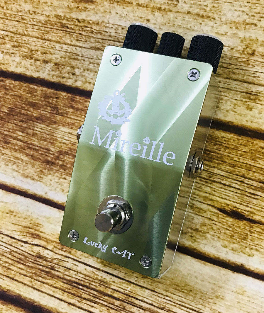 HATAエフェクターブランド「Mireille」とブティックエフェクターブランド「JACKMAN」による発のコラボ作品となります。 妥協点などは一切なく、両ブランド同じ目標であった「お買い求めやすい価格」という目標も達成させるため、「過去コラボ作品史上、最安値」での完成が実現しました。 エフェクターはA5052アルミ製で出来ており、板金加工品、そして天板には「ネオングリーン」新色アルマイトカラー、更に「大小異なる研磨刃によるアングルデザイン」のデザイン研磨が施され、T.Nakamuraによるロゴデザインや品名デザインがレーザーによって刻印されています。 ツマミにはON/OFF時の点灯が分かるように工夫され、オリジナルのツマミが採用されています。 JACKMANの愛する個性的なファズサウンドはもちろん、Mireilleらしいモダンなディストーションサウンドまで音創りが可能となった作品です。 ■コラボレーションエフェクター ■詳細は本文参照 ■ファジーディストーション ■20台限定 付属品：正規保証 お問い合わせフリーダイヤル:0120-37-9630　