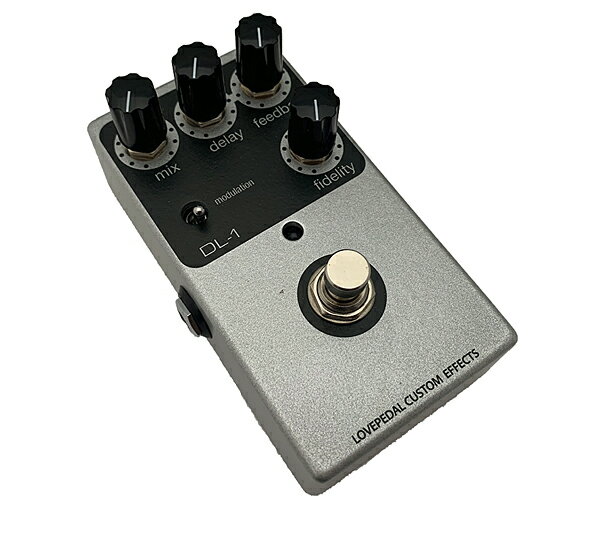 Lovepedalから最長1秒（1000msec）のディレイタイムを 持ったディレイペダルが登場しました。 普通のデジタルディレイかと思えばそれは誤りです。 DL-1で好みのディレイタイムにセットしたあと、 「Fidelity」ツマミを回せばビットの欠けたような Lo-Fiディレイからアナログディレイのような ウォームなサウンド、 そして余韻のはっきりとしたHi-Fiサウンドまでミュージカルに変化します。 Lovepedalのセンスの光る逸品です。 仕様 電源: DC 9V 電源アダプター(センターマイナス)または、9V型電池(マンガン/アルカリ) サイズ: 11cm (L) X 6cm(W) X 2.7cm (H) 重量: 270g 付属品: 箱・保証書 お問い合わせフリーダイヤル:0120-37-9630　