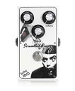 フレドリックエフェクツ / スクランブルドブレインズ Fredric Effects Scrambled Brainzは、 伝説的で貴重なベースファズペダル、 Ampeg Scramblerを再現したペダルです。 オリジナルモデルには無かった、 スタンダードなセンターマイナスの 9VアダプタージャックやON/OFFのLEDを備え、 トゥルーバイパスとしました。 さらにVolumeコントロールを追加しているので、 扱いやすさが格段に向上しています。 Scrambled Brainzは過激なアッパーオクターブファズで、 設定やプレイによりリングモジュレーションの ようなトーンが出ることもあります。 ベースにはもちろん、ギターにも最適なファズペダルです。 Textureノブでアッパーオクターブの設定をシます。 下げればノーマルなファズに、 上げればオクターブが強くなります。 さらにBlendノブでクリーンサウンドを 付加することができます。 そして、最後に追加されたVolumeノブで 音量を調整します。Blendを最小にすれば、 クリーンブーストも可能です。 Scrambled BrainzはStacey Hineによる カスタムアートワークが施されています。 ・Fredric Effectsのために作られたカスタム筐体 ・プロフェッショナルパワーコーティングとスクリーンプリント ・PCBマウント ・ハンドメイド ・Cliffジャック ・Alphaフットスイッチ・ポット 電源は、DC9Vセンターマイナスアダプター （One Control EPA-2000を推奨）または9V電池駆動に対応しています。 お問い合わせフリーダイヤル:0120-37-9630　