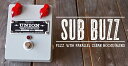 Sub Buzz〈サブ・バズ〉 Fuzz & Clean Booster ベース用に作られたモデルであるSUB BUZZ(サブ・バズ)は、 ユニークなモデルでクリーン・ブーストとファズを兼ね備えたモデル。 つまみはシンプルにファズ(左）とクリーンブースト（右）の仕様。 ファズ・レベルを0にし、 ブーストのツマミを上げればブースターとなり、逆の場合はファズ。 クリーンのゲインは+20dbまで可能。 そして2つのツマミを調整する事でオーヴァー・ドライブ的な 歪みから音の潰れた過激ファズサウンドまでアレンジ可能。 9Vバッテリー対応 / 9V AC アダプター対応（センター マイナス） お問い合わせフリーダイヤル:0120-37-9630