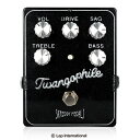 Skreddy Pedals / Twangophile スクレディペダルズ / トゥワンゴファイル ブラックフェイス！ ロック、ブルース、ロカビリー、サーフ、カントリー… 今へと続く音楽の黎明期に大きな役割を果たした、 ブライトなアタックと甘いトーンを持つクリーン。 Skreddy Pedals Twangophileは、クラシックな ブラックフェイスデラックスアンプのノーマルチャンネルをエミュレートします。 セッティングによりマイルドで美しいクリーントーンから アグレッシブなスモーキーブルースへと変わります。 Twangophileは単にクラシックトーンを再現して懐かしむだけの ペダルではありません。 ベルのようなクリーンからブルージーなオーバードライブトーンは、 マディなミックスの中で音を前に突き抜けさせるように使うこともできます。 分厚いトーンを簡単に生み出せる今だからこそ、 ブラックフェイスのトーンは輝きます。 TREBLE、BASSコントロールのトーンスタックを持つ歴史的な フェンダーアンプトーンはGAINノブと組み合わせることで 鮮明な弦の響きをさらに高めます。 また、GZ34整流管、飽和したアウトプットトランス、 オーバーロードしたボイスコイルとスピーカーコーンの音色、 動作を再現するオプティカルコンプレッサーを通すことで、 コンボアンプ特有のサウンドを作ります。 Twangophileは真空管アンプのように、ギターの Volumeコントロールや他のエフェクトによるブーストにも応答します。 お問い合わせフリーダイヤル:0120-37-9630　