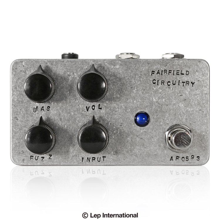 Fairfield Circuitry / ～900フェアフィールドサーキタリー / アバウトナインハンドレッド 何かが組み合わさると、何かが失われるでしょうか？ 何かが失われたとき、全体は増えていますか？ そして、“ゲイン”を得ましたか？ ～900は、2つのJFETゲインステージを組み合わせた、 強力なファズペダルです。 かつてFairfield Circuitryで制作していたFour Eyesの末裔であり、 幅広いゲインレンジ、上質なハーモニクスを加えます。 ～900には4つのインタラクティブなコントロールノブがあります。 INPUT：インプットゲイン FUZZ：セカンドステージのゲイン BIAS：セカンドステージのバイアス・ゲイン VOLUME：音量 これらを組み合わせて操作することで、 自由に“ゲイン”や音色をコントロールすることができます。 どんなファズも、～900の友達です。 ～900はスタンダードなセンターマイナスDC9Vアダプターで駆動します。 電池はお使いになれません。 ※BIASノブを回すとガサガサと音が鳴りますが、回路上の仕様です。 種類：ファズ アダプター：9Vセンターマイナス 電池駆動：- コントロール：VOL、INPUT、BIAS、FUZZ お問い合わせフリーダイヤル:0120-37-9630　