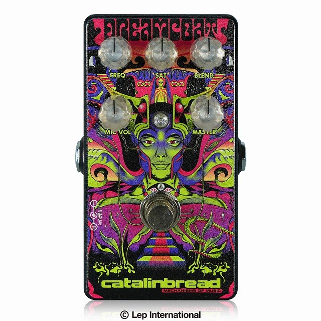 Catalinbread / Dreamcoatカタリンブレッド / ドリームコート リッチー・ブラックモアのトーンの探求としてスタートしたものが、 手に負えないファズとクラシックロックチャイムの間を自由に行き来する 多次元のゲインマシンに進化しました。 Catalinbread Dreamcoatは“ブラックモアの音を作る”ためのものではなく、 通常のペダルだけではアクセスできない伝説のツールにふれることで 新たなインスピレーションを得るためのものです。 Dreamcoatの心臓部にはブラックモアが多くのレコーディングで使用した アイワTP-1011オープンリールデッキのプリアンプ回路を再現したものです。 きらめくクリーンからパワフルなクランチ、 ガラスのようなリードトーンまでがこのペダルに収められています。 SATコントロールで唸りの追加レイヤーを作り、 Dreamcoatはほぼドライから完全なメルティングアンプまでをカバーします。 ブラックモアのサウンドは、ただのテープデッキだけではありません。 ブラックモアのテックを努めたDawk Stillwellは、 パッシブインダクタをベースにした周波数“ブースター”を ブラックモアのストラトにインストールしました。 そこでDreamcoatには何もカットしない周波数ブースター回路を追加し、 ギタートーンを豊かにできます。 そしてブーストの後からテーププリアンプ間の クリーンブレンドが加えられているため、 ピックアタックを維持したままクリーンと 歪みをまとめてEQで調整できます。 内部電圧は20Vで動作します。これはオリジナルアイワより少し高く、 プリアンプならではのヘッドルームが得られます。 ・コントロール FREQ：内部トリムポットで調整した2.4kHz～5khzまでの 特定の帯域のブーストレベルを調整します。 反時計周り最小でブーストがバイパスされます。 最大にすると、トリムポットで設定した帯域に+10dBのブーストがかかります。 ノイズレベルの調整ができることもあります。 BLEND：FREQからのシグナルをアイワデッキ回路とブレンドします。 最大から少し下げるとピックアタックが復活し、 最小にするとイコライジングされたドライシグナルのみとなります。 音量にも影響しますので、設定によりMASTERと合わせて調整します。 逆に、SATとMIC VOLが高く設定され、BLENDが0を少し超えるとドライシグナルと 極端なDreamcoat設定によるダイナミクスで、ユニークなトーンを作ることもできます。 SAT：アイワユニットの第1ステージにあるフィードバックレベルを調整します。 ゲインレンジコントロールのように考えることができます。 オリジナルユニットにはこのコントロールはなく、固定値でした。 オリジナルモデルと同等の設定は12時を少し超えたところです。 MIC VOL：アイワデッキの歪みをコントロールします。 回路全体の歪の強さに影響します。 MASTER：全体の音量を調整します。 FREQUENCYトリムポット：内部にあるトリムポットです。 ストラトキャスターの共振周波数に合わせてパッシブブーストを 生み出したブーストの周波数を調整します。お使いのギターに合わせて丁寧に設定し、 一度設定したらそのギターを使う限り、そのままにしておきます。 もちろん全く関係のない様々な周波数を試すこともできます。 Dreamcoatは、ピックアップの出力やタイプ、 アンプの設定により応答が異なります。 ギターの出力が高い場合、バタバタとしたファズになりますので、SATを下げて調整します。 ギターのVolumeノブはDreamcoatのトーンを調整するのに最適です。 アイワTP-1011はもともとマイクを接続するために設計されています。 マイクは最低-60dBuですがギターは20dBu以上ありますので、 ギターシグナルは自然にフロントエンドでオーバーロードし、独特の歪みを作ります。 オリジナルアイワTP-1011は18V駆動でしたが、Dreamcoatは20Vに昇圧して駆動させています。 これはオリジナルの“メルティングアンプ”トーンを生み出すために必要な電圧が20Vだったためです。 BLENDを調整するとき、「クリーン」なトーンはDreamcoatに入力するものです。 別のペダルを前段に設置すると、そのシグナルが入力されます。 例えば繊細なコーラスを前に設置し、 BLENDをOFFにしてクリーンが前に出るように使うこともできます。 ・電源 DreamcoatはスタンダードなセンターマイナスDC9Vアダプターで駆動します。消費電流は44mAです。 内部で昇圧されているため、9V以外の電源は接続しないでください。 電池はご使用になれません。 ・スペック インプットインピーダンス：1MΩ アウトプットインピーダンス：5kΩ サイズ：10.9×5.9×4.9cm 重量：182g 種類：プリアンプ アダプター：センターマイナスDC9V 電池駆動：- コントロール：BLEND、SAT、FREQ、MASTER、MIC VOL お問い合わせフリーダイヤル:0120-37-9630　