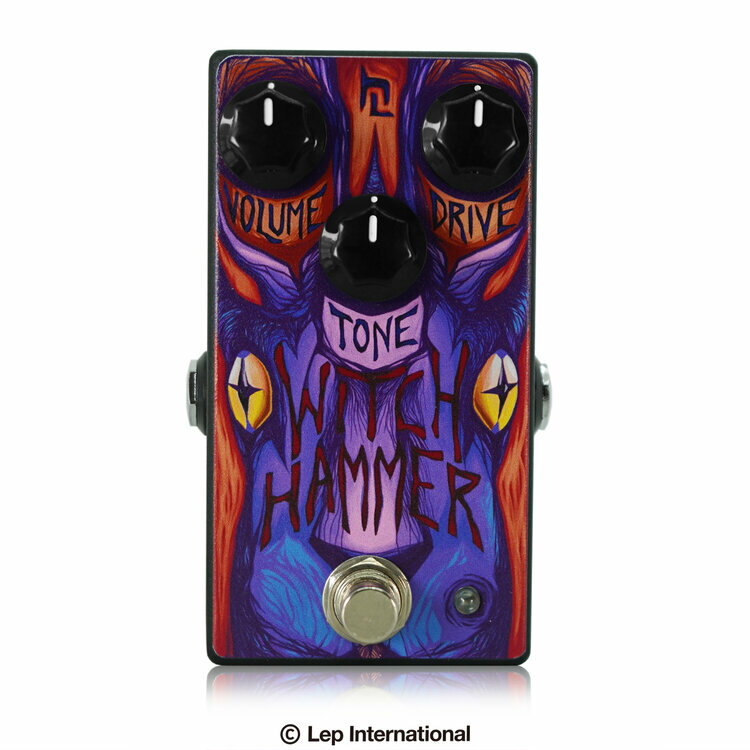 Haunted Labs / Witch Hammerホーンテッドラボ / ウィッチハンマー Haunted Labs Witch Hammerは、非対称クリッピングを特徴としたオーバードライブです。 そのクリッピングが異世界のように聞こえ、他のエフェクターを組み合わせて歪みを積み上げたときにも効果的です。 Witch Hammerの回路は拡張されたローエンドで設計され、 祭壇からルーンや石を鳴らす悪意のあるキックを作ります。 ペダルは洗練された側面を持っています。 ミックスをカットするのに最適で透明なクリーンブーストとしても使うことができます。 トランスペアレントオーバードライブから、マレウス・マレフィカルムを引き裂いて 燃え上がらせるような唸り声まで、広く音が生まれる神秘的なペダルです。 ●コントロール VOLUME：音量を調整します。 DRIVE：歪みを調整します。 TONE：音色を調整します。 ●スペック ・VOLUME、DRIVE、TONEノブ ・米国で設計および製造 ・最高品質のコンポーネンツを使用 ・サイズ：11.2x6.7x4.9cm ・トゥルーバイパススイッチング Witch HammerはスタンダードなセンターマイナスDC9Vアダプターで駆動します。 電池はご使用になれません。 種類：オーバードライブ アダプター：9Vセンターマイナス 電池駆動：ー コントロール：VOLUME、DRIVE、TONE お問い合わせフリーダイヤル:0120-37-9630　