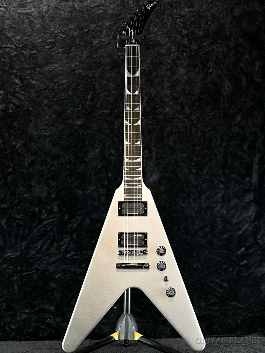 スラッシュメタル四天王の1つMEGADETHのフロントマンDave Mustaineの新たなシグネチャーモデル、 「Dave Mustaine Flying V EXP」の入荷です！ 25.5インチのロングスケールネックにコンパウンドラジアスのエボニー指板、 エクスプローラー・スタイルのヘッドストック仕様を採用した象徴的なデザインとなっております。 ピックアップには、デイブ・ムステインのシグネチャー・ピックアップの「Seymour Duncan Thrash Factor」を搭載、 4thアルバム｢Rust In Peace｣で使用したJBモデルのサウンドを基としており、 タイトな低音とアグレッシブな高音域の迫力のあるヘヴィなサウンドとなっております。 ファン必見の魅力的な逸品を、是非この機会にご検討ください。 Spec. Body : Mahogany Weight relief : N/a Neck : Mahogany Neck profile : SlimTaper with Volute Fingerboard : Ebony Hardware Bridge : Nashville Tune-O-Matic Tailpiece : Stop Bar Tuners : Grover Mini Rotomatics with Kidney Buttons Electronics Neck pickup : Dave Mustaine Signature Seymour Duncan Thrash Factor Set Bridge pickup : Dave Mustaine Signature Seymour Duncan Thrash Factor Set 付属品:専用ハードケース、正規保証書 /_/_/_/♪出荷前調整ご要望承ります♪_/_/_/_/ ギタープラネットではご注文頂いた商品は 新品中古問わず検品・調整してから出荷致します。 弦高など細かなセッティング等、お好みに 合わせて調整も可能ですで、お気兼ねなく お申し付けくださいませ。 /_/_/_/_/_/_/_/_/_/_/_/_/_/_/_/_/_/_/_/_/_/_ お問い合わせ：03-3259-0031