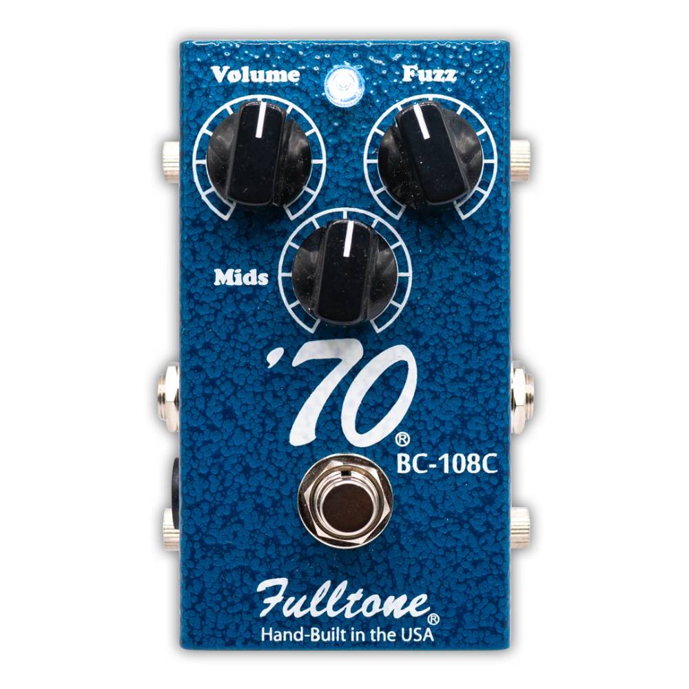 Fulltone 70 PEDAL-BC ファズペダル 70 PEDAL-BCは、1970年代初期の名作ファズペダルを忠実に再現したモデルで、クラシックなファズトーンにウォームさを加えます。 意図的にミスマッチさせた2つのシリコントランジスターが生み出す強烈なファズ感は、特にヴィンテージの4インプットMarshallアンプとの相性が抜群です。 エリック・ジョンソンが「Ah Via Musicom」時代に使用したBlue Fuzzfaceの特徴的なサウンドを基に、現代のプレイヤー向けに改良を加えました。 特徴: ・シリコントランジスター: スマッチさせた2つのシリコントランジスターを搭載し、ウォームで厚みのあるファズトーンを再現。 ・ミッド・コントロール: 調整可能なミッドレンジが、カットの効いた音抜けの良いファズサウンドを提供。 ・エリック・ジョンソンのBlue Fuzzface: エリック・ジョンソンの伝説的なBlue Fuzzfaceに着想を得ており、彼の「Tones」や「Ah Via Musicom」時代のサウンドを追求。 用途: 　ヴィンテージのMarshallアンプでウォームでクラシックなファズトーンを楽しみたい方、ファズ感の強いサウンドでソロやリードに個性を出したい方に最適です。 【Spec】 製品サイズ:112x71x50mm 製品重量:374g 入力端子:1/4” TS PHONE 入力インピーダンス:1MΩ 出力端子:1/4” TS PHONE 出力インピーダンス:100kΩ 電源/消費電流:DC9~18V(φ2.1mmセンターマイナス)/ 8mA(別売) or 006P/9V電池(別売) ※当商品は通信販売に限りご用意が可能でございます。実店舗での実機確認・試奏はお受け出来ませんので予めご了承ください。 ※掲載画像はサンプルになります。実際にお届けする商品とは色味や木目が異なる場合がございますのでご了承ください。 お問い合わせ:03-3259-0031　