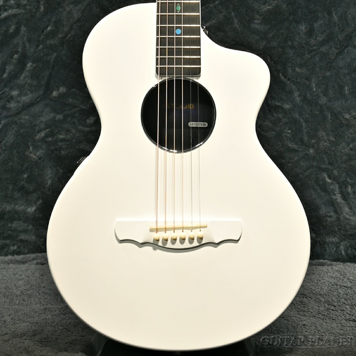 新世代スマートギターAsteroid NSX登場！ 通常のギターとは違い、カーボンコンポジット素材を使って一体成形で制作される、新世代のギター。 618mmショートスケール＆曲線ボディで、弾きやすさと持ちやすさ、そして独特のルックスが魅力です。 アコースティックギターとしての生音に加え、特殊スピーカーを内蔵、リバーブ、ディレイ、コーラス等のエフェクトも搭載し、エレキギターのように多彩な音色を楽しめます。 さらにスマホアプリと連動すれば、Bluetoothでスマホの音源を鳴らしたり、リズムと共演したり、無限の可能性を秘めた新世代のスマートギターです。 強度にすぐれたカーボン・コンポジット一体成形ボディ カーボンを含む強化樹脂を使って一体成形される画期的な製造方法。カーボン・コンポジットは、圧倒的な強度と温度湿度など環境変化に対する耐久性にすぐれており、いつでもどこでも自由に演奏が楽しめます。 ギターの生音にエフェクト効果を加えるNSXコントロール搭載 エフェクト音をプリセットした プリアンプおよび、ギター内部に特殊スピーカーを内蔵。生音にリバーブなどのエフェクトを加える事ができます。スマホとBluetooth接続すれば、スマホの音源もギターから鳴らせます。 エフェクトやEQ、ドラム、メトロノームも装備したNatashaアプリ 専用アプリと接続する事で、プリセットの内容を変更したり、EQもセッティングできます。またリズムマシンやメトロノームも装備しています。 (iOS, Android両対応） 気軽に弾けて、さまざまなサウンドを楽しめる上、Natashaならではの本格的な品質とサウンドの良さを兼ね備えた画期的なスマートギターです。 【SPEC】 ■ボディ: カーボン・コンポジット一体成形、スピーカー内蔵 ■スケール: 618mm ■ナット幅: 43mm ■ナット＆サドル: 牛骨 ■マシンヘッド: ブラック ■エレクトロニクス: ナターシャNSXピックアップ & エフェクト内蔵プリアンプ（リバーブ、ディレイ、コーラス） /_/_/_/♪出荷前調整のご要望承ります♪_/_/_/_/ ギタープラネットではご注文頂いた商品は 新品中古問わず検品・調整してから出荷致します。 弦高などの細かなセッティング等、お好みに 合わせての調整も可能ですので、お気兼ねなく お申し付けくださいませ。 /_/_/_/_/_/_/_/_/_/_/_/_/_/_/_/_/_/_/_/_/_/_ ※当商品は通信販売に限りご用意が可能でございます。実店舗での実機確認・試奏はお受け出来ませんので予めご了承ください。 ※掲載画像はサンプルになります。実際にお届けする商品とは色味や木目が異なる場合がございますのでご了承ください。 お問い合わせ:03-3259-0031