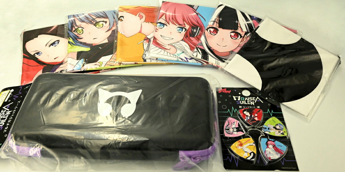 RAISE A SUILENファンなら必見の《あって損のないギター用品》を集めたセット商品です。 観賞用に取っておくのも良し。たくさん使ってあげるのも良し。布教用にもピッタリ!! 推し活をしている友達にプレゼントも... マルチガジェットは限定生産品の貴重品!! この機会をお見逃しなく!! 以下内容物説明文 ◯各メンバー、ロゴデザインクロス マイクロファイバー素材の高品質な楽器用クロス。 各メンバーデザインはもちろん、バンドを象徴するヘッドフォンマークを模ったクロスも！ サイズ:H290mm x W350mm 素材:マイクロファイバー ◯各メンバーデザインピック アニメ BanG Dream! 2nd Seasonに登場した RAISE A SUILEN の各メンバーピック登場！ 各メンバーをデザインしたオリジナルピック。裏面にはバンドロゴも採用！ こちらはヘッドフォンマークが印象的な特別台紙を採用したブリスターVer.のコンプリートパックとなります。 サイズ:H32.7mm x W32.6mm オニギリ型 素材:硬質塩ビ 厚さ:1mm ブリスターパック：H145mm x W95mm ◯マルチガジェットケース RAS多弦モデルの付属特典で話題となっていたマルチガジェットケースが遂に登場。 サイズはそのままに、シンボルマークをプリント、内面の仕様を変更しました。 仲間内で自慢したくなるような、ファン必携アイテムです。 外寸サイズ :270×130×52 mm 内寸サイズ :248×110×45 mm 重さ :220g 素材 : EVA お問い合わせダイヤル：03-3259-0031 ※当商品は通信販売に限りご用意が可能でございます。実店舗での実機確認・試奏はお受け出来ませんので予めご了承ください。 ※掲載画像はサンプルになります。実際にお届けする商品とは色味や木目が異なる場合がございますのでご了承ください。　