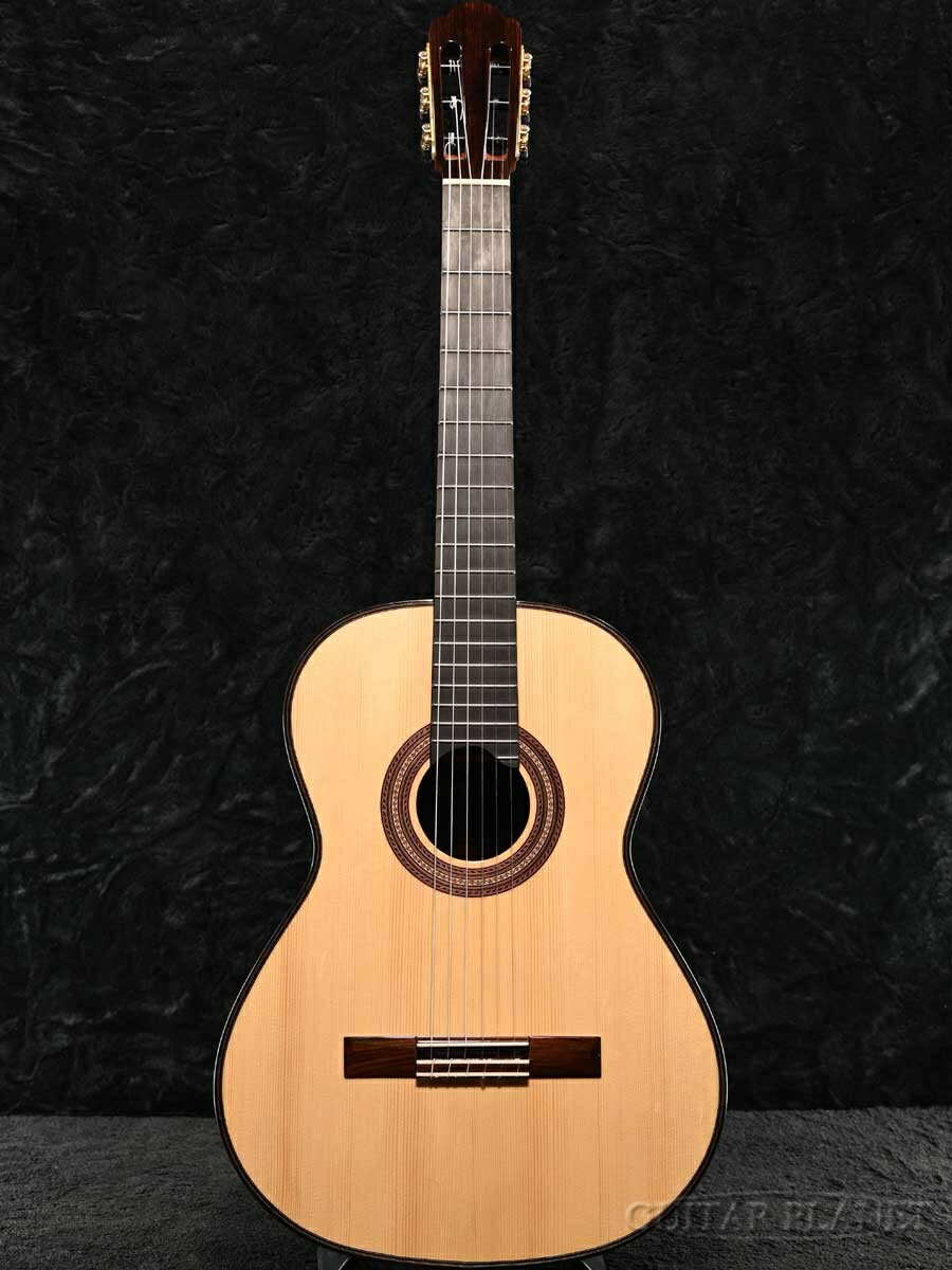 オール単板のハウザーモデル。 選定されたスプルースにはベアクローが目を惹き、エボニー指板の黒色との組み合わせで見た目良しスペック良し。 マルティネスギター特有の薄いネックで弾きやすさもあります。オール単板モデルの初めての一本にも、小さな演奏会などでも魅力を発揮します。 表板：スプルース単板 横板：ローズウッド単板 裏板：ローズウッド単板 指板：エボニー 駒：ローズウッド 塗装：ラッカー ナット幅：52mm 弦長：650mm 付属品：純正ギグバッグ、正規保証書 お問い合わせ：03-3259-0031