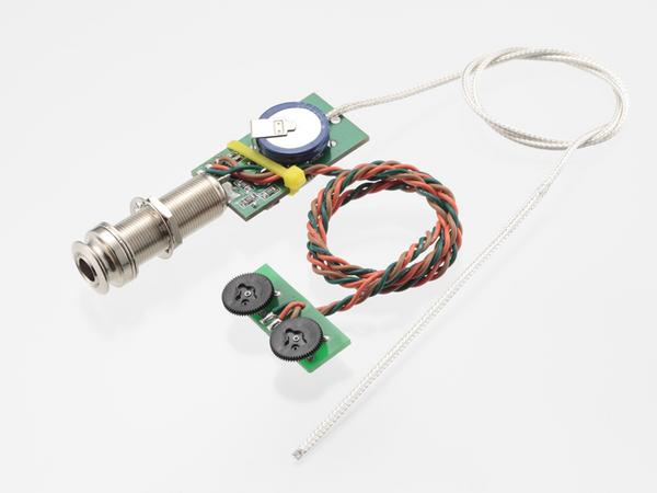 シンプル・ジャック(バッテリーフリー・アクティヴ・プリアンプ内蔵)と L.R. Baggs社のエレメント・アンダーサル・ピエゾピックアップを セットにしたアコースティック・ギター用のピックアップです。 さらに、ヴォリュームとトーン・コトロールが付いています。 Mi-Siの最大の特徴は、乾電池やリチウム電池を 一切使用しないバッテリー・フリー・システムです。 付属の専用充電アダプターで60秒チャージすれば、 約16時間の演奏を可能にします。 電池を排除したことで、「音質劣化の原因となる電池への配線がいらない。」、 「電池の電圧の変化により音質劣化がない。」、「演奏するたびに 電池の残量を心配しなくてよい。」、「電池ケースの取付けがいらない。」、 「液漏れの心配がらない。」などのメリットを持った常識を覆す画期的なシステムです。 是非、この地球環境にも優しいMi-Siピックアップのウンドをお試しください。 お問い合わせフリーダイヤル:0120-37-9630　