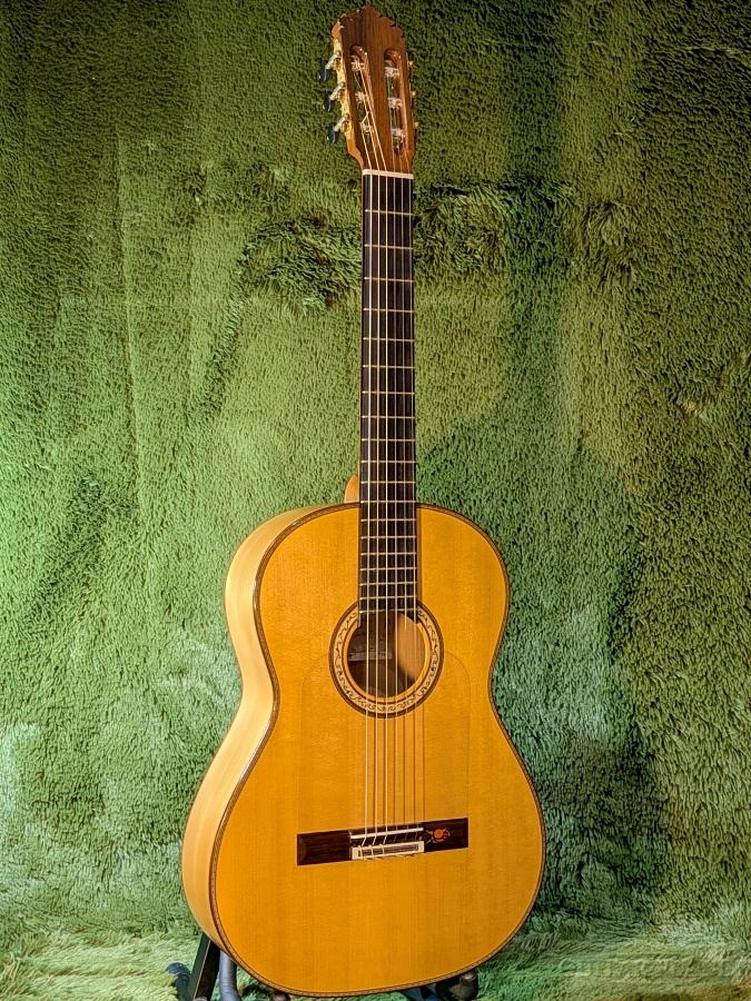 黒澤哲郎Tetsuo Kurosawa 1976年茨城県生まれ。ギター製作家の父を持ち、幼い頃から工房の空気を吸い、同じギター製作家になることを夢見る。7歳の頃からピアノ、13歳からはギターを始め、多数のギタリストに出会い助言を受ける。 工芸高校アートクラフト科を卒業後、父・澄雄のもとに入門し、基本と名工の楽器を身をもって知ると同時に、アントニオ・デ・トーレス（Antonio de Torres）やサントス・エルナンデス（Santos Hernandez）等の音色に感銘をうける。1997年スペインに渡り、マドリッドのマリアーノ・テサーノス（Mariano Tezanos）、テオドロ・ペレス（Teodoro Perez）らの工房に入門。 それまでに経験したことのない風土的背景を表現する製作、音づくりを目の当たりにし、以降、師から学んだ考え方から製作研究の基盤を組み替え直す。 翌年には、グラナダのアントニオ・マリーン（Antonio Marin）の工房で塗装を学ぶ。 それらすべての経験を現在の楽器製作に注ぎ込み、日々研鑽につとめる。 --------------メーカー解説---------------- 沖仁モデル　ブランカ 乾いた聴き心地の中に、沖仁氏の求める『艶やかさ』を加えたモデル。 伴奏に最適で、アンダルシアの気質であるフラメンコをこの楽器からより深く感じられるだろう。 沖仁氏の提案でバラのデザインをテーマにし、その華やかでもあり異国情緒あふれる空間をイメージし製作されている。 ------------------------------------------ 今や、国内若手作家人気No.1の地位を確立しつつある黒澤哲郎氏。 こちらの沖仁モデルも、彼の代名詞的な作品になってきています。 手塗りのセラック塗装によるダイナミックな響きは、フラメンコの白の良さを最大限に引き出していると感じます。 沖仁氏も認める最高峰のフラメンコギターを是非！ 表板：松 横板：シープレス 裏板：シープレス 指板：アフリカンエボニー ネック：セドロ ナット幅：52mm 弦長：650mm 塗装：セラック ケース：別売り 付属品： 正規保証書 /_/_/_/♪出荷前調整のご要望承ります♪_/_/_/_/ ギタープラネットではご注文頂いた商品は 新品中古問わず検品・調整してから出荷致します。 弦高などの細かなセッティング等、お好みに 合わせての調整も可能ですので、お気兼ねなく お申し付けくださいませ。 /_/_/_/_/_/_/_/_/_/_/_/_/_/_/_/_/_/_/_/_/_/_ ■こちらは店頭でもお取り扱いしている商品となります。ホームページ等をご覧になり、ご来店される際はお電話等で在庫状況の確認をしていだだきますようお願いいたします。 ■商品の情報更新にはタイムラグが生じる場合がございます。売り切れの際は何卒ご容赦ください。 ■お使いの画面環境によって実物と色味が異なって映ることがございます。予めご了承くださいませ。 お問い合わせ:03-3259-0031　