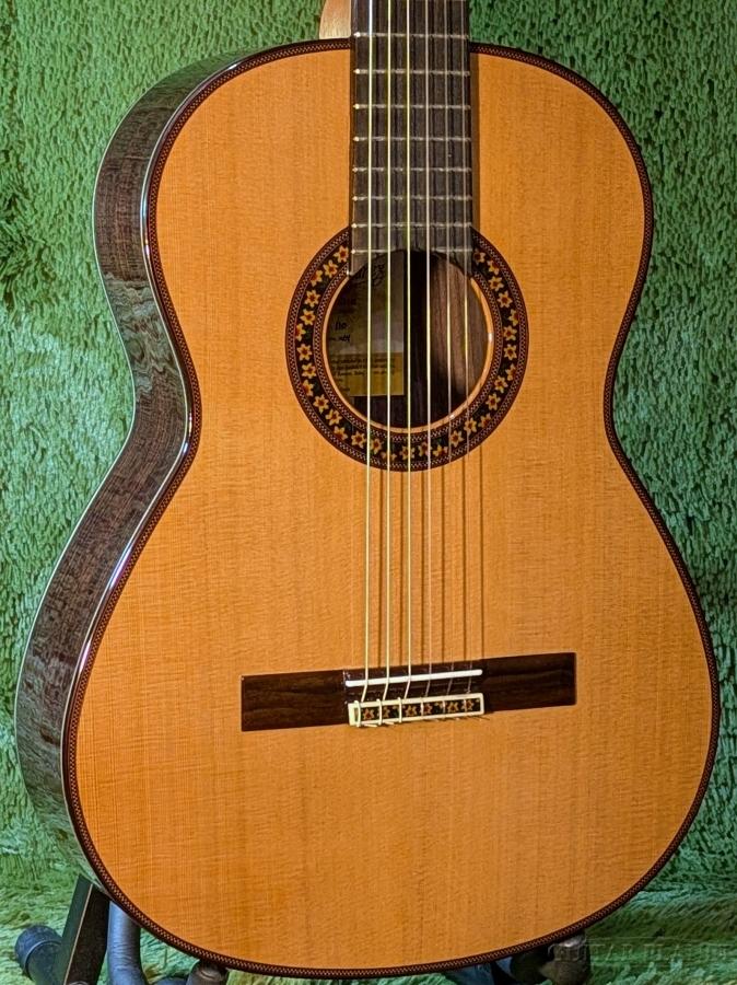 【ホセ・ラミレスとは】 スペインの「ホセ・ラミレス」は、世界で最も著名なクラシックギター製作の名門です。 ホセ・ラミレス1世（1858～1923）が編み上げた高度な製作技術は、その後2世へと受け継がれ、そしてギターの内部構造に革新的な改良を施した3世の時代になり、「ラミレス」の名声は世界的に確立されました。 巨匠アンドレス・セゴビアをはじめとする、世界のトップ演奏家に広く愛用されるラミレスのクラシック・ギター。その技と伝統は4世へ、そしてアマリア・ラミレス、5世へと受け継がれています。 世界中から厳選された極上の素材と、熟練のクラフトマンシップが至上のハーモニーを生み出すギターという名の芸術品、それがラミレスです。 【モデル概要】 こちらのEstudio 140は、現在のホセ・ラミレスギターの入り口となるグレードになります。 上位グレードであるハンドクラフトシリーズと比較すると価格を抑えてあり、ラミレスの音色を身近に感じられるシリーズです。 表板は杉、横・裏板はローズウッドのオール単板仕様で、ラミレストーンと呼ばれる包み込むような甘いサウンドが特徴です。 表板に関しては松と杉の2種類がラインナップされており、こちらの杉のほうは松と比較してしっとりした音の丸みが魅力です。 サウンドホールとブリッジの装飾は、アマリア・ラミレスによるデザインの美しさと独創性を備えています。 ボディ外周の装飾と併せて赤が多く使われており、華やかな外観も魅力の一つです。 また、ネック内部には2本のカーボン・ファイバー・ストリップが埋め込まれ、ネックの安定性を高めています。 伝統あるラミレストーンを是非お試しくださいませ。 全国通信販売も承っております。是非お気軽にお問い合わせくださいませ。 表板：杉（シダー）単板 横板：ローズウッド単板 裏板：ローズウッド単板 指板：エボニー ナット幅：52.5mm 弦長：650mm ケース：セミハードケース /_/_/_/♪出荷前調整ご要望承ります♪_/_/_/_/ ギタープラネットではご注文頂いた商品は 新品中古問わず検品・調整してから出荷致します。 弦高など細かなセッティング等、お好みに 合わせて調整も可能ですで、お気兼ねなく お申し付けくださいませ。 /_/_/_/_/_/_/_/_/_/_/_/_/_/_/_/_/_/_/_/_/_/ ■こちらは店頭でもお取り扱いしている商品となります。ホームページ等をご覧になり、ご来店される際はお電話等で在庫状況の確認をしていだだきますようお願いいたします。 ■商品の情報更新にはタイムラグが生じる場合がございます。売り切れの際は何卒ご容赦ください。 ■お使いの画面環境によって実物と色味が異なって映ることがございます。予めご了承くださいませ。 お問い合わせ:03-3259-0031　