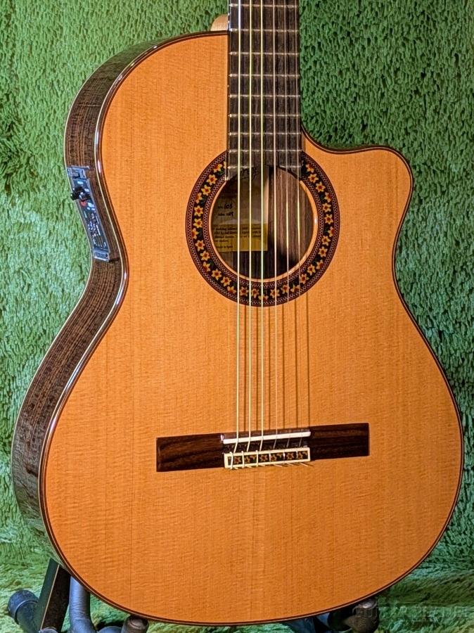 【ホセ・ラミレスとは】 スペインの「ホセ・ラミレス」は、世界で最も著名なクラシックギター製作の名門です。 ホセ・ラミレス1世（1858～1923）が編み上げた高度な製作技術は、その後2世へと受け継がれ、そしてギターの内部構造に革新的な改良を施した3世の時代になり、「ラミレス」の名声は世界的に確立されました。 巨匠アンドレス・セゴビアをはじめとする、世界のトップ演奏家に広く愛用されるラミレスのクラシック・ギター。その技と伝統は4世へ、そしてアマリア・ラミレス、5世へと受け継がれています。 世界中から厳選された極上の素材と、熟練のクラフトマンシップが至上のハーモニーを生み出すギターという名の芸術品、それがラミレスです。 【モデル概要】 こちらのEstudio 140は、現在のホセ・ラミレスギターの入り口となるグレードになります。 上位グレードであるハンドクラフトシリーズと比較すると価格を抑えてあり、ラミレスの音色を身近に感じられるシリーズです。 表板は松、横・裏板はローズウッドのオール単板仕様で、ラミレストーンと呼ばれる包み込むような甘いサウンドが特徴です。 表板に関しては松と杉の2種類がラインナップされており、こちらの松のほうは杉と比較して透明感のある華やかな音色が魅力です。 サウンドホールとブリッジの装飾は、アマリア・ラミレスによるデザインの美しさと独創性を備えています。 ボディ外周の装飾と併せて赤が多く使われており、華やかな外観も魅力の一つです。 また、ネック内部には2本のカーボン・ファイバー・ストリップが埋め込まれ、ネックの安定性を高めています。 モデル名の中のCWEはカッタウェイスタイルのエレクトリックモデルを意味し、いわゆるエレガットになっています。 ピックアップにはFishmanのPREFIX Pro Blendが搭載されており、サドル下のピエゾピックアップとボディ内のコンデンサマイクをミックスして出力する事が可能です。 その他のコントロールにはイコライザやハウリング対策のノッチフィルターも搭載しており、楽器だけでほとんどの音作りが完結します。 また、通常のクラシックギターよりもエレガット仕様として低い弦高設定になっており、ナット幅も狭く50mm設定になっています。 伝統あるラミレストーンを是非お試しくださいませ。 全国通信販売も承っております。お気軽にお問い合わせくださいませ。 表板：杉（シダー）単板 横板：ローズウッド単板 裏板：ローズウッド単板 指板：エボニー ナット幅：50mm 弦長：650mm ケース：セミハードケース /_/_/_/♪出荷前調整ご要望承ります♪_/_/_/_/ ギタープラネットではご注文頂いた商品は 新品中古問わず検品・調整してから出荷致します。 弦高など細かなセッティング等、お好みに 合わせて調整も可能ですで、お気兼ねなく お申し付けくださいませ。 /_/_/_/_/_/_/_/_/_/_/_/_/_/_/_/_/_/_/_/_/_/ ■こちらは店頭でもお取り扱いしている商品となります。ホームページ等をご覧になり、ご来店される際はお電話等で在庫状況の確認をしていだだきますようお願いいたします。 ■商品の情報更新にはタイムラグが生じる場合がございます。売り切れの際は何卒ご容赦ください。 ■お使いの画面環境によって実物と色味が異なって映ることがございます。予めご了承くださいませ。 お問い合わせ:03-3259-0031　