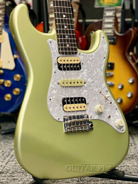 長野県に拠点を構え、大手工場での経験やアーティスト・リレーションの実績を活かした実用性を重視した楽器作りを得意とする「ブラッククラウド」(またはBlack Smoker)によるカスタムメイド品、2019年製個体です。 伝統的なSTスタイルをベースにアレンジを加えたSIGMAのHSHピックアップレイアウト仕様です。 ネックはフレイム杢の出たメイプル材を採用し、左右非対称シェイプに仕上げられています。6弦側にカーブを付け、1弦側はフラットな形状を持たせた独特のネックシェイプは吸い付くような握り心地の良さです。 指板材には貴重なブラジリアン・ローズウッドを使用。黒々と詰まった木目と上品な風合いで、ワンランク上の質感を放っています。 2ピース・アルダーボディはサイドジャック仕様を採用し、同社オリジナルハムバッカー＆シングルコイルピックアップをマウント。 ハムバッカーはパワフルすぎない出力かつ、ミニスイッチでコイルタップすることができ、繊細で鋭い音色にもすぐに対応することができます。 コンデンサを鵺デバイスのビアンコ(白)に交換しています。 ネックポケット付近のボディ塗装ひび、ボディエッジの塗装欠けがございます。 フレットの消耗は少なめで、現状のネック＆トラスロッドのコンディション良好です。 個性的なカラーリングと丁寧な作り込みが窺える逸品です。お値打ち価格にて、どうぞお見逃しなく！ 年式： 2019年 フレット残り： 90% トラスロッド： OK キズ： スリキズ・打痕、塗装ひび・欠け、パーツくすみ・サビ 交換パーツ/改造点： コンデンサ(NUE DEVICE BIANCO) [spec] Body : Alder 2P (Urethane Finish) Neck : Flame Maple (Asymmetry Shape, 648mm Scale, Lacquer Finish) Fingerboard : Brazillian Rosewood (305R, 22 Jescar #47104 NS Frets) Pickup : Black Smoker Humbucking x 2 / Single-Coil x 1 Other : With Coil Tap Weight : 3.78 kg 付属品： オリジナルギグバッグ、アーム、スペックシート、中古3ヵ月保証書 /////////////////////////////////////////////////////////// /_/_/_/♪出荷前調整ご要望承ります♪_/_/_/_/ ギタープラネットではご注文頂いた商品は 新品中古問わず検品・調整してから出荷致します。 弦高など細かなセッティング等、お好みに 合わせて調整も可能ですで、お気兼ねなく お申し付けくださいませ。 /_/_/_/_/_/_/_/_/_/_/_/_/_/_/_/_/_/_/_/_/_/ ■こちらは店頭でもお取り扱いしている商品となります。ホームページ等をご覧になり、ご来店される際はお電話等で在庫状況の確認をしていだだきますようお願いいたします。 ■商品の情報更新にはタイムラグが生じる場合がございます。売り切れの際は何卒ご容赦ください。 ■お使いの画面環境によって実物と色味が異なって映ることがございます。予めご了承くださいませ。 お問い合わせ:03-3259-0031　