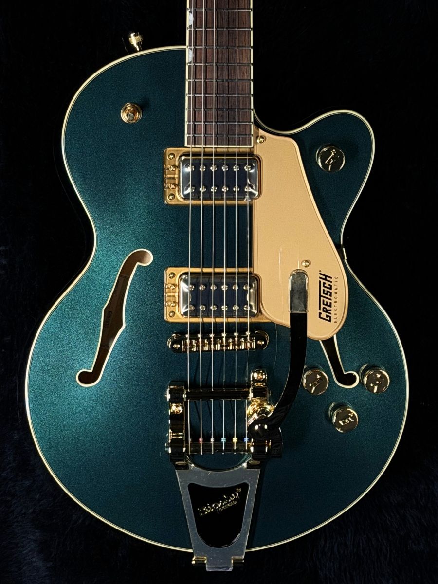 2025年製　Made In China Electromatic Center Block Jr.ギターは大音量のピュアでパワフルなGretchサウンドを実現するために設計されています。 Gretschならではのサウンド、スタイリング、プレイアビリティを追求したこれらの新モデルは数十年にわたりグレッチを特徴付けてきた大胆不敵でオーセンティックなサウンドを提供します。 G5655TG Electromatic Center Block Jr. Single-Cut with Bigsby and Gold Hardwareはダイナミックなレゾナンス、ハイゲインパワー、軽量な快適性を実現するチェンバードスプルースセンターブロックを備えたコンパクトばボディが特徴です。 12インチラジアスのローレル指板には22本のミディアムジャンボフレットとNeoClassic™サムネイルインレイを採用し、優れた演奏性を実現します。Black Top Broad'Tron™ハムバッカーを2基搭載し、大胆でダイナミック、かつ明瞭度の高いサウンドとパンチの効いたサウンドを実現します。 Aspen Green、Azure Metallic、Black Gold、Cadillac Green、Orange Stainの5種類の美しいフィニッシュと、ゴールドピックガードやBigsby B70ヴィブラートテイルピース、アンカー付きAdjusto-Matic™ブリッジ、Gアローノブなどのハードウェアが、ステージを魅了するスタイルを誇ります。 【主な特徴】 ・やや小さめの14インチシングルカッタウェイメイプルボディにチェンバードスプルースのセンターブロックを採用。 ・低めにセットされたメイプルネックは、楽な姿勢で演奏が可能 ・12インチラジアスローレル指板、22本のミディアムジャンボフレット、パーロイドNeo-Classicサムネイルインレイ ・Black Top Broad'Tronハムバッカーを2基搭載 ・Treble Bleed回路付きマスターボリューム、マスタートーン、各ピックアップコントロール ・Bigsby B70ヴィブラートテイルピース ・アンカー付きAdjusto-Maticブリッジ ・Graph Tech NuBoneナット ・ゴールドハードウェア ・Body Body Finish Gloss Body Shape Electromatic Center Block Body Material Laminated Maple Bracing Center Block Body Binding Aged White with B/AW/B Purfling Body Depth 1.75" (44.45 mm) ・Neck Neck Material Maple Neck Finish Gloss Neck Shape Thin "U" Neck Binding Aged White Fingerboard Radius 12" (305 mm) Fingerboard Material Laurel Number of Frets 22 Fret Size Medium Jumbo Nut Width 1.6875" (42.86 mm) Position Inlays Pearloid Neo-Classic Thumbnail ・Electronics Bridge Pickup Black Top Broad’Tron Neck Pickup Black Top Broad'Tron Controls Volume 1. (Neck Pickup), Volume 2. (Bridge Pickup), Master Volume, Master Tone Switching 3-Position Toggle: Position 1. Bridge Pickup, Position 2. Bridge And Neck Pickups, Position 3. Neck Pickup Configuration HH ・Hardware Bridge Anchored Adjusto-Matic Tuning Machines Die-Cast Pickguard Gold Plexi with Black Gretsch and Electromatic Logos Control Knobs G-Arrow Strings .010-.046 Gauges Body weight：3.19kg こちらは店頭にて販売している個体です。 在庫状況の情報更新は迅速を心掛けておりますが、タイムラグが発生することがございますので予めご了承くださいませ。 在庫状況・商品についてのお問合せはこちら TEL 03(5282)3881　