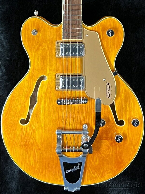 2022年製　Made In China 1883年の創業から「That Great Gretsch Sound !」をコンセプトの元、唯一無二のサウンドを生み出しているGertsch。 Electromatic Collectionは、クールなルックス、魅力的なサウンドはそのままに、ソリッドボディからホロウボディの仕様までそれぞれの特色がしっかりと表れた良質なギターをお手頃価格でラインナップしており、モデルの種類やカラーバリエーションも豊富で、初心者の方から初めてGretschギターを所有したい方まで、幅広いプレイヤーを魅了するシリーズです。 この度入荷致しました「G5622T」は、Gibson ES-335とほぼ同等のボディ厚である44.45mmの薄胴ボディ、センターブロックを採用したセミアコースティックギターです。 約16インチ幅ラミネイト・メイプルボディに、ローレル指板を貼り合わせたメイプルネックがセットネック構造にてジョイントされております。 （18フレットジョイント、22フレット仕様、ミディアムスケール採用） ナット幅約42.8mm、全体的にスリムなUシェイプネックは握り易く、ダブルカッタウェイによるハイポジションへのアクセスの良さから演奏性に優れたモデルとなっております。 センターブロックはチェンバードされたスプルース材を使用しておりますので、フルアコ構造のモデルよりもハウリングが起きにくく、グレッチ特有のアコースティック感のある鳴り、セミアコならではのパワフルさ、それぞれの特徴をしっかりと備えたサウンドを実現しています。 ピックアップは、Black Top Broad Tronを二基搭載しております。 グレッチらしい温かみのある煌びやかなクリーントーン、ドライブの際にはアタック感の強いギラッとしたロックンロールなサウンドが魅力です。 ボディにダイレクトマウントされたアジャストマティックブリッジによりソリッド感のある力強いサウンドに昇華されております。 コントロールは、マスターヴォリューム、各ピックアップヴォリューム、マスタートーン、3ポジションのピックアップ・トグルスイッチで構成され、マスターヴォリュームはトレブル・ブリード・サーキットを備えておりますので、絞った際にハイ落ちを防ぎつつナチュラルな音量調節が可能です。 グレッチギターの魅力をしっかりと備えつつ、取り回しの良いオールラウンダーな一本となっております。 入荷が少なく大変人気のカラー、モデルですので是非この機会にご検討下さい。 お問い合わせ、ご注文をお待ちしております。 ※メーカー新品保証2年間付 Spec Body Depth : 1.75” (44.45mm) Body Wood : Laminated Maple Centerblock : Spruce (Chambered) Neck Wood : Maple w Laurel Fingerboard Neck Profile : Thin U Scale : 24.75” (628mm) Radius : 12” (305mm) Nut Width : 1.685” (42.8mm) Inlays : Pearloid Neo-Classic Thumbnail Fret Size : Medium Jumbo Bridge : Anchored Adjusto-Matic Tailpiece : Bigsby B70 Vibrato Neck Pickup : Black Top Broad’Tron Bridge Pickup : Black Top Broad’Tron Control : Master Volume with Treble Bleed,Volume,Volume,Master Tone,3-way Toggle Switch Color : Midnight Sapphire Case : Original Gig Case Strings : .010 -.046 Weight : 3.58kg こちらは店頭にて販売している個体です。 在庫状況の情報更新は迅速を心掛けておりますが、タイムラグが発生することがございますので予めご了承くださいませ。 在庫状況・商品についてのお問合せはこちら TEL 03(5282)3881　
