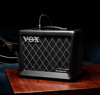 次世代真空管 Nutube を搭載することで本物の真空管ならではの豊かな倍音を実現。シンプルなコントロールが特 徴の、非常に軽量な 50W アンプ。フルアコやセミアコなどホロウ・ボディのギターに適したクリーンなサウンドが魅 力です。ハイファイでありながらも温かくナチュラルな真空管サウンドを得る INPUT1、そして典型的なエレキ・ギ ターのトーンを再現する INPUT2 の、2 チャンネル仕様。 ●特徴 ■モダンでハイファイなフルレンジのサウンド INPUT 1 のチャンネルでは同軸ツイーターを備えたフルレンジ・スピーカーにより、広帯域でハイファイなサウンドを出力 します。これにより、暖かく快適なトーンで、ニュアンスを損なわずに演奏できます。また、ゲイン設定をかなり上げても音 が割れることはありません。これは、同価格帯の真空管アンプでは非常に稀と言えるでしょう。 ■典型的なエレキ・ギター・サウンドにも対応 INPUT 2 のチャンネルは歪みエフェクターとの相性がよい、典型的なギター・アンプのサウンドに仕上げてあります。オー バードライブやディストーション・ペダルを併用したいプレイヤーにとっては、最高のトーンを得るためのチャンネルになり ます。さらに、このチャンネルでは、スイッチでオン／オフできるオーバードライブ回路も装備しています。 ■コーラス／リバーブを内蔵、ライン録音も可能 小さなバーやクラブでのライブでも活躍できる本機ですが、ラインアウトを備えるなど、シンプルなホーム・スタジオにも最 適です。さらに、非常にリッチなサウンドのコーラスとリバーブを内蔵、これらふたつのエフェクトを組み合わせることも可 能です。 ●仕様 ■入出力端子： ・INSTRUMENT ジャック：6.3 mm ホーン・ジャック (アンバランス) × 2 ・AUX IN ジャック：ステレオ・ミニ・ホーン・ジャック ・LINE OUT ジャック：6.3 mm ホーン・ジャック(アンバランス) ・PHONES ジャック：ステレオ・ミニ・ホーン・ジャック ■真空管：Nutube 6P1 ■エフェクト ・INPUT 1 チャンネル：コーラス、リバーブ、コーラス＋リバーブ ・INPUT 2 チャンネル：Input 1 チャンネルと同様 ■イコライザー ・INPUT 1 チャンネル BASS: ±10 dB @200Hz／MIDDLE: ±7 dB @700Hz／TREBLE: ±10 dB @3.5kHz ・INPUT 2 チャンネル BASS: ±10 dB @200Hz／TREBLE: ±10 dB @3.5kHz ■パワー・アンプ出力：最大約 50W RMS (60 W ピーク) ■スピーカー：VOX オリジナル 8 インチ・スピーカー with ツイーター（コアキシャル 2way） ■電源：AC アダプター（DC 19V） ■消費電流：3.42A ■外形寸法/質量 ： 354（W）× 208（D）× 313（H）mm / 4.6kg ■付属品：AC アダプター：「SW ADAPTER KA420V」、電源コード「DC-1800-03C6」　